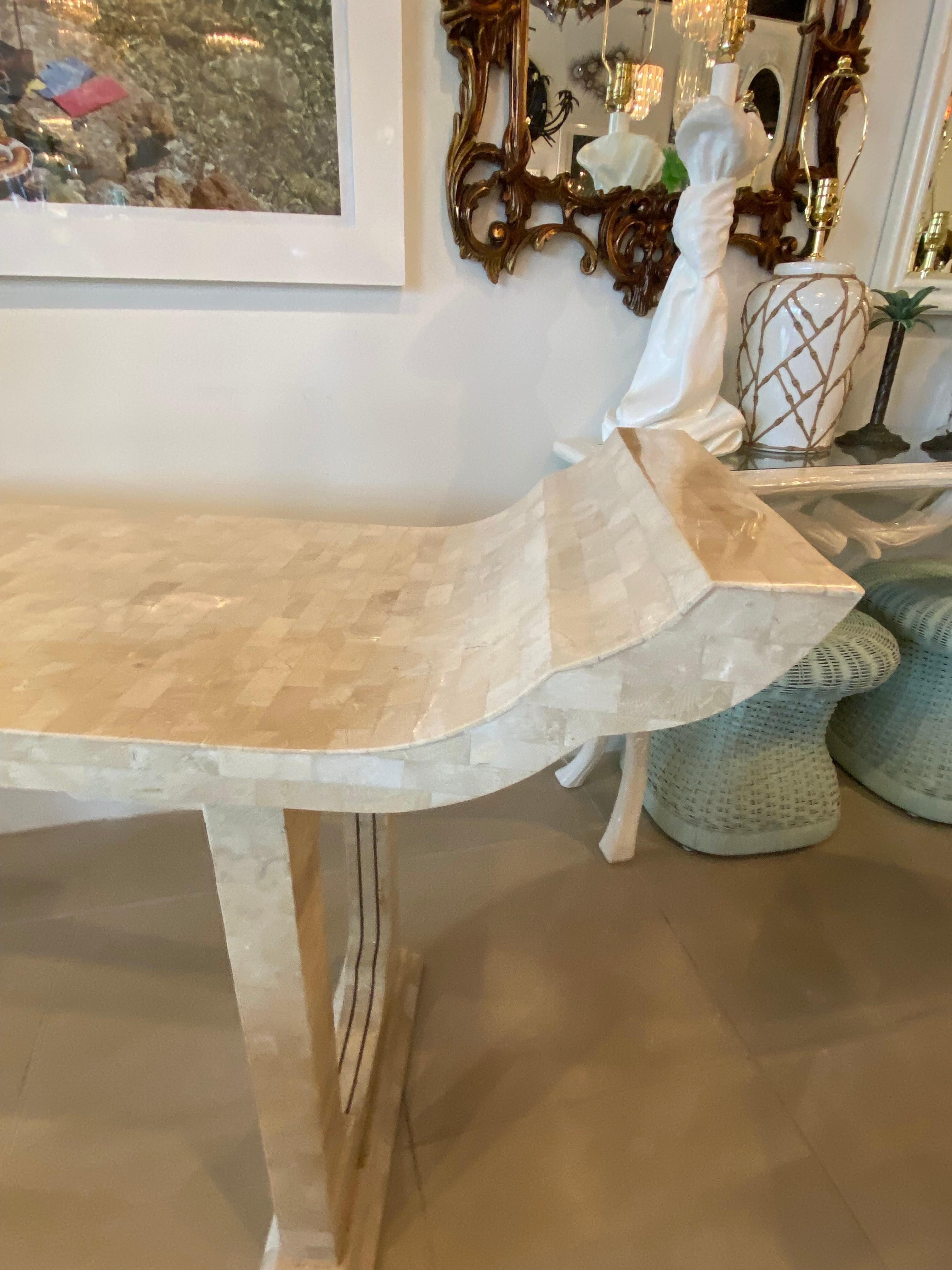 Table console pagode vintage Maitland Smith en pierre tessellée et laiton en vente 1