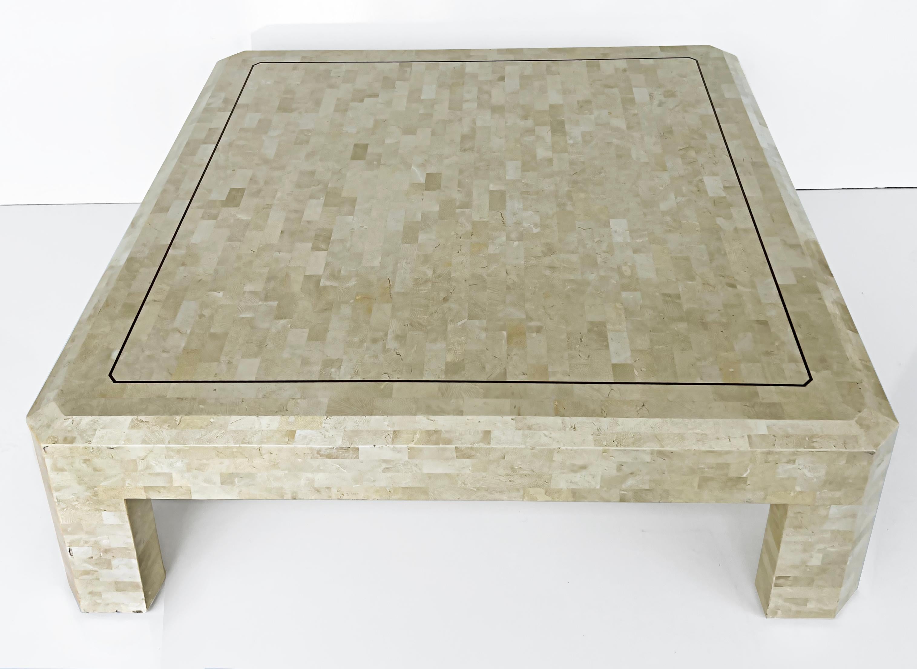 Mid-Century Modern Table basse vintage Maitland-Smith en pierre tessellée avec garniture en laiton en vente