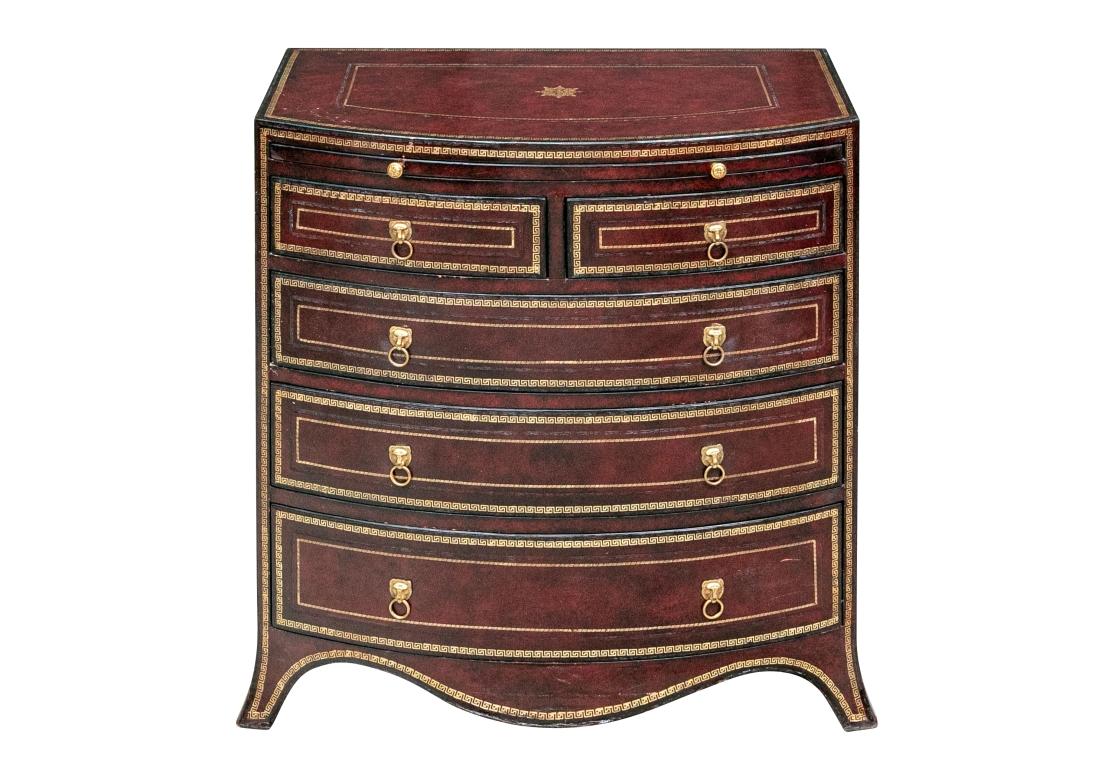 Un elegante baule rivestito in pelle lavorata a mano, di colore marrone scuro e con chiavi greche dorate. La parte superiore e i lati con un motivo a stella centrale dorato. Un cassetto estraibile sovrasta tre cassetti corti e tre cassetti lunghi,