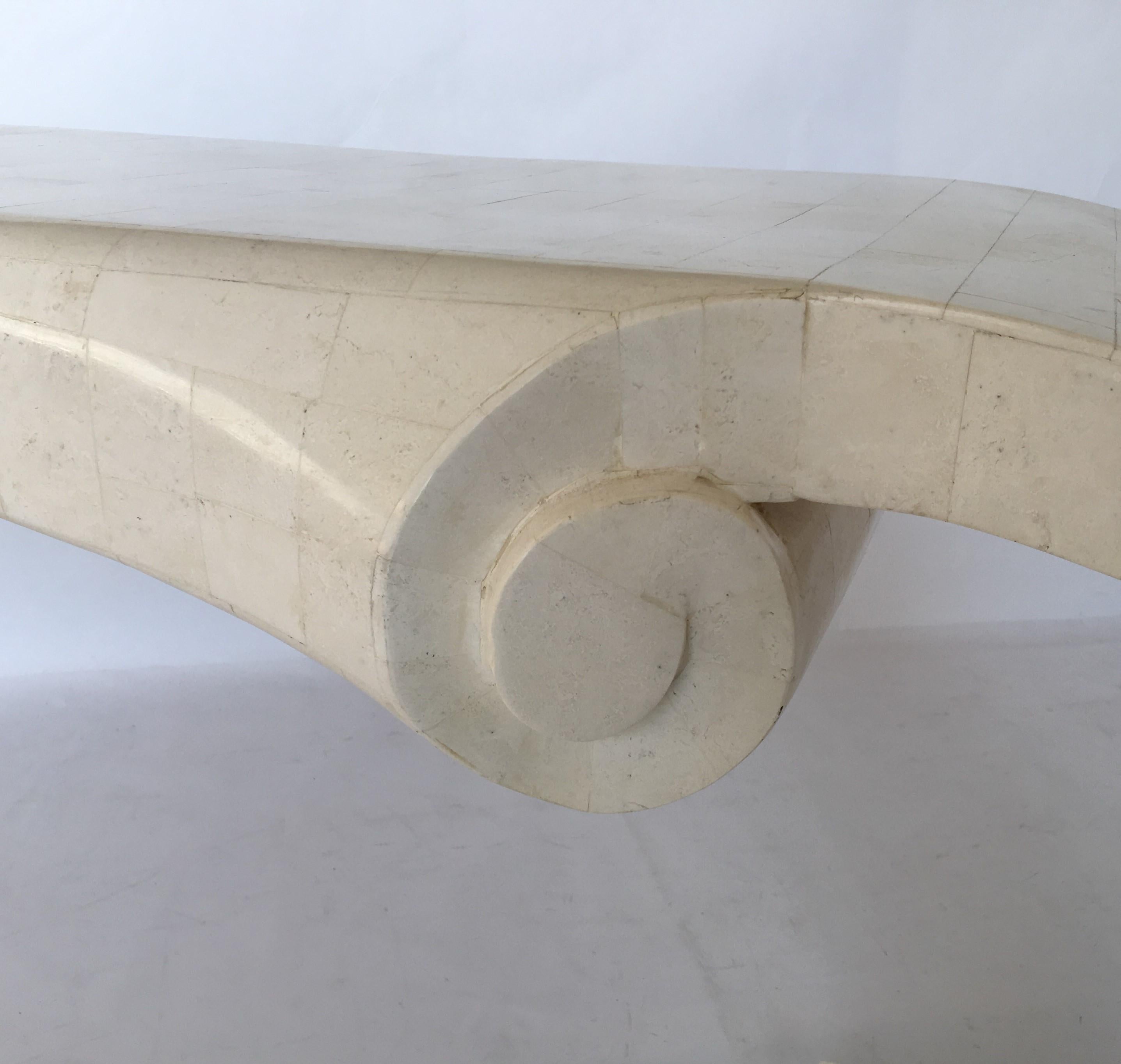 Philippin Vieille table de bureau/console Maitland Smith en marbre blanc tessellé en vente