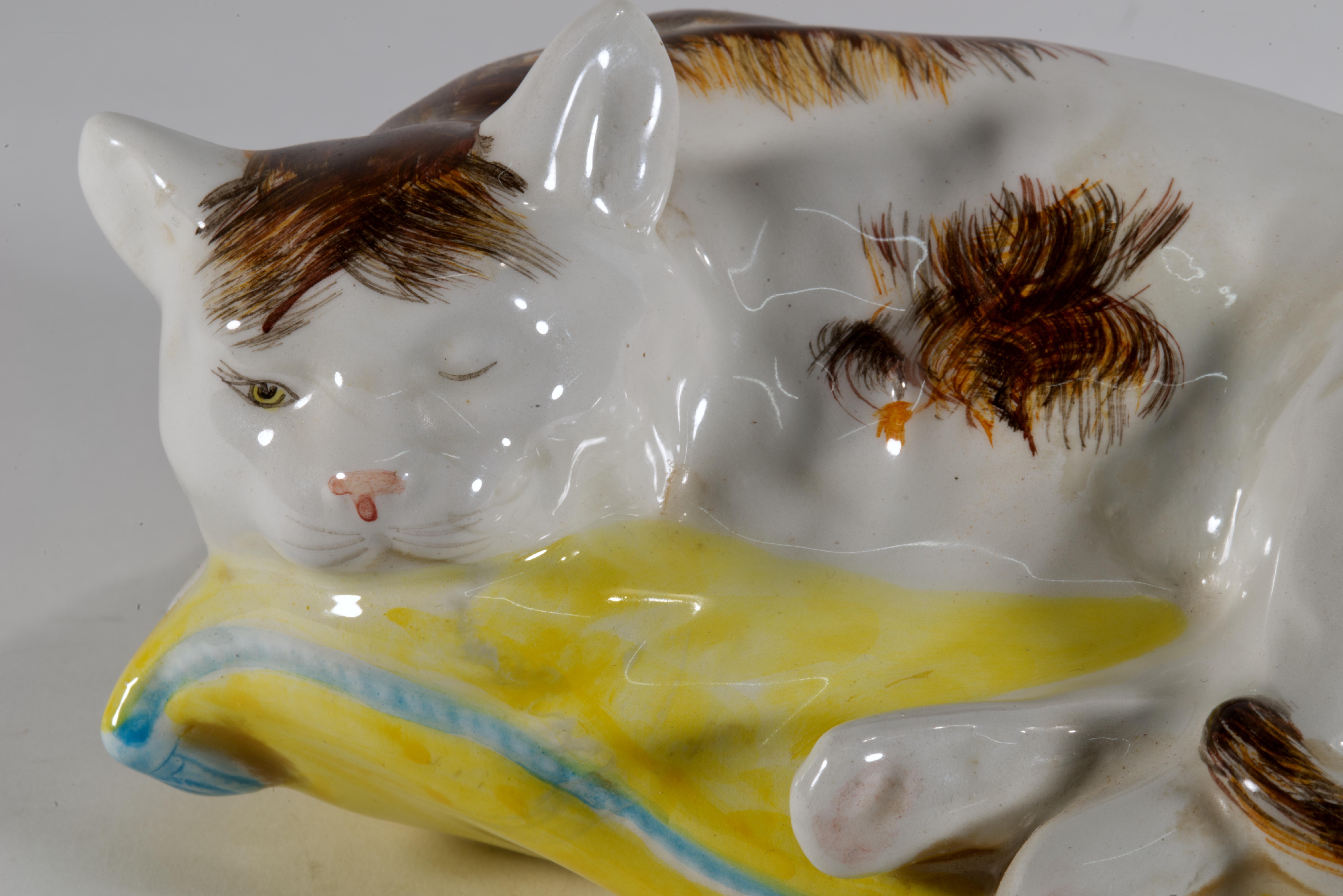 Italiano Figurina di gatto ammiccante in maiolica d'epoca, Italia anni '50-'60 in vendita