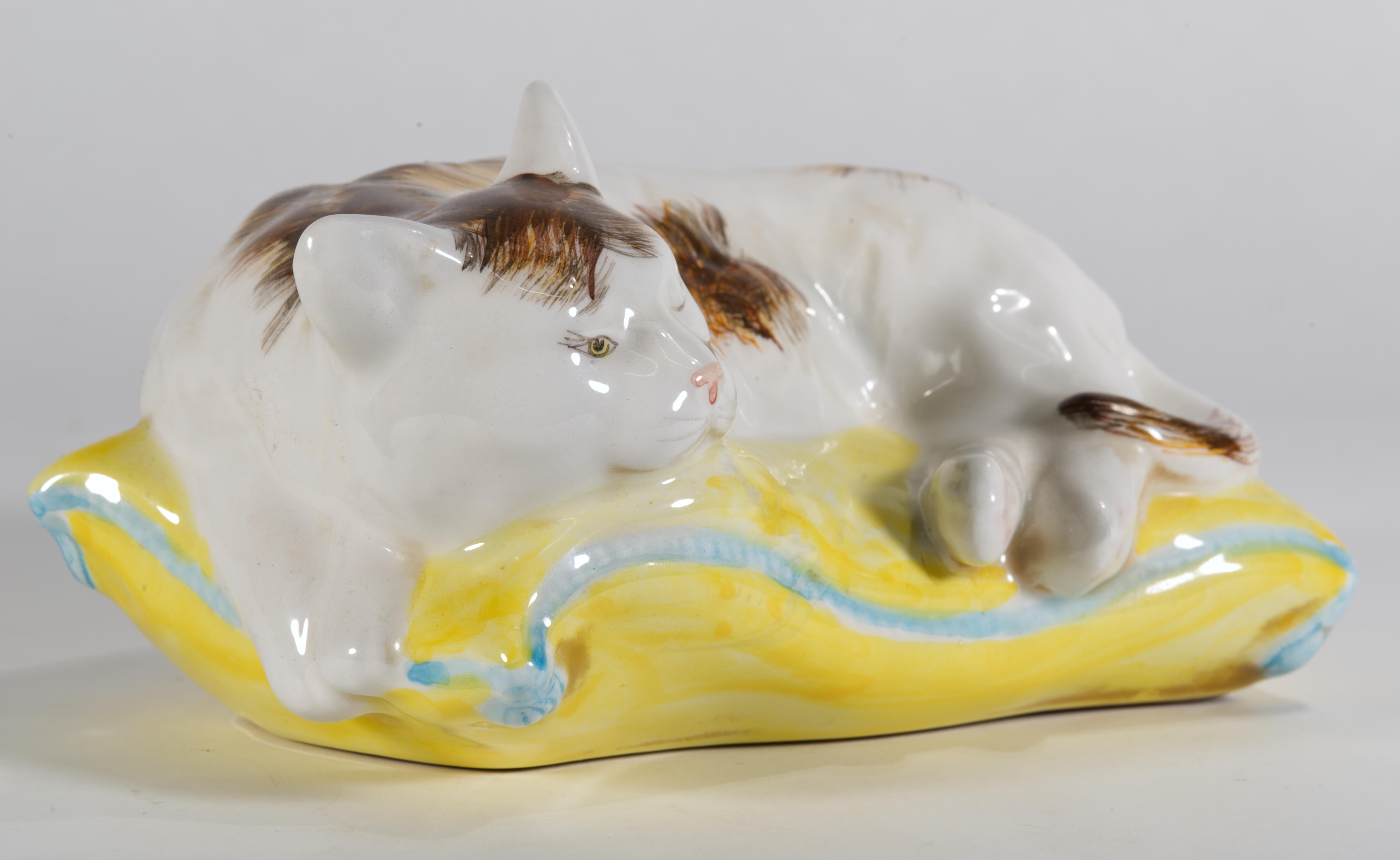 Smaltato Figurina di gatto ammiccante in maiolica d'epoca, Italia anni '50-'60 in vendita