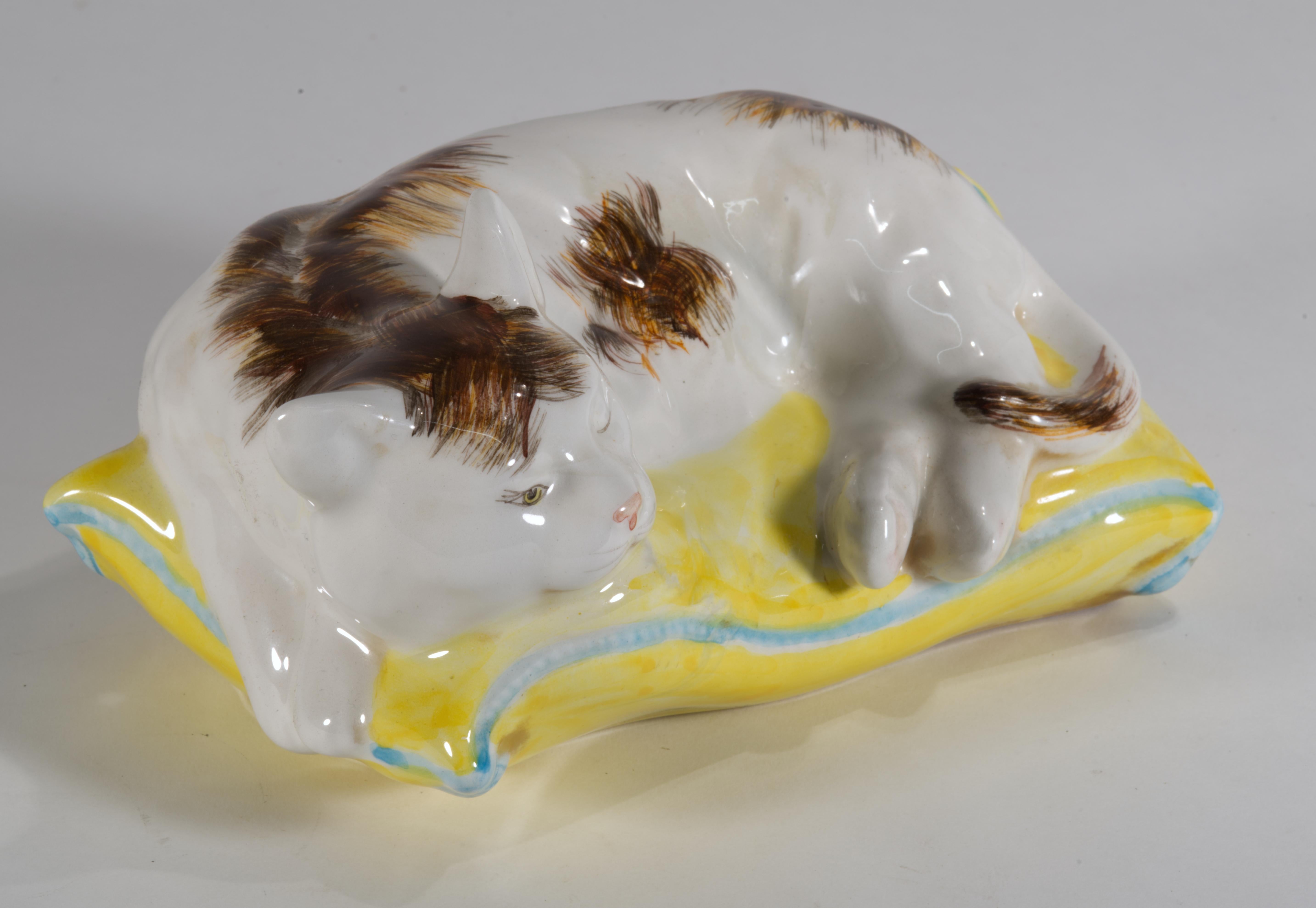 Figurina di gatto ammiccante in maiolica d'epoca, Italia anni '50-'60 In condizioni buone in vendita a Clifton Springs, NY