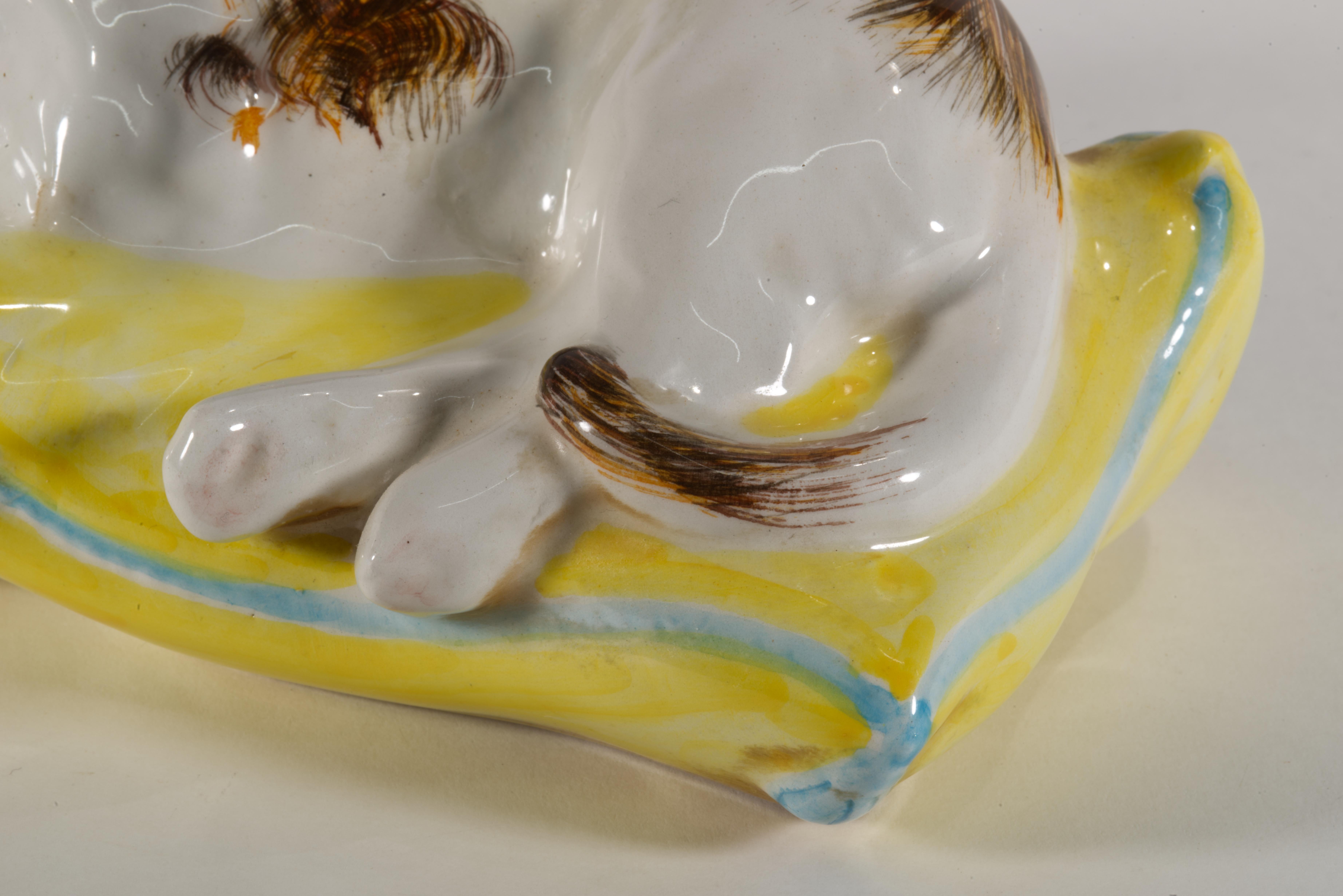 Ceramica Figurina di gatto ammiccante in maiolica d'epoca, Italia anni '50-'60 in vendita