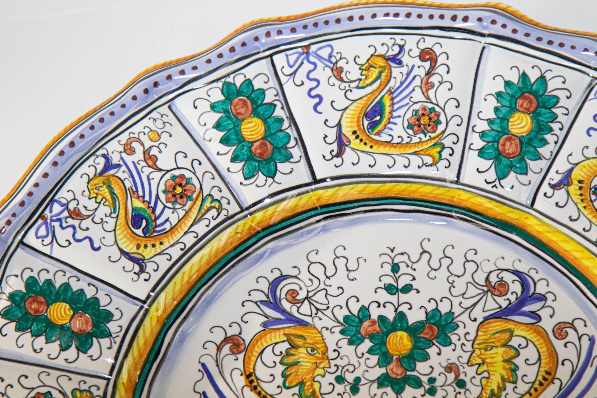 A large vintage Deruta Raffaellesco decorative wall plate with scalloped rim.
Majolica hand-painted with magnificent detailing and artwork, extraordinary level of detail, evoking the splendors of the Golden Age of Italian ceramics.
The Deruta