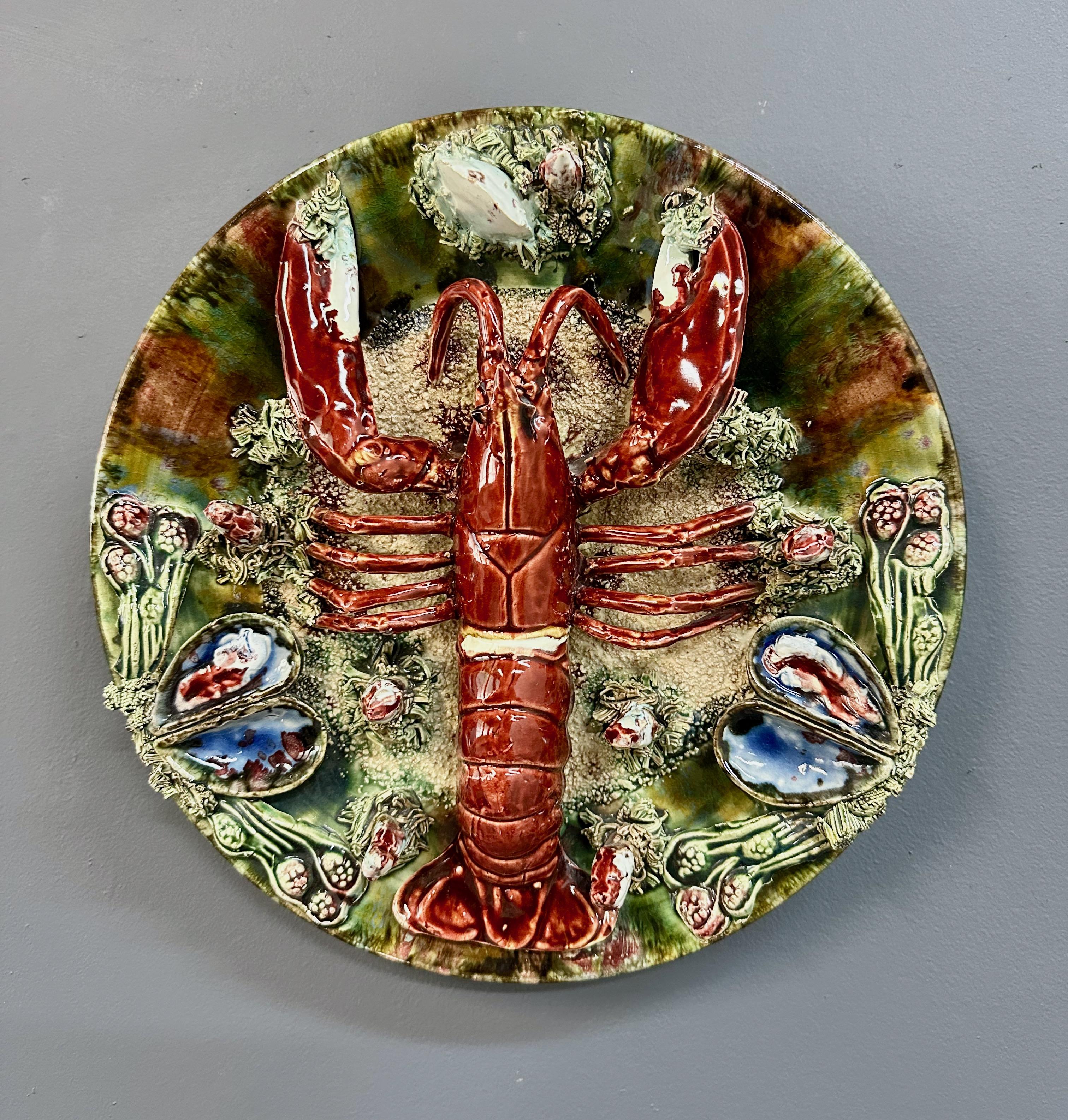 Portugiesische Palissy Ware Majolika Hummer und Muscheln Charger von José Alvaro, Caldas da Rainha, um 1930
Ein auffallendes, von Hand modelliertes und lebhaft glasiertes Majolika-Geschirr im Palissy-Stil aus Caldas da Rainha, Portugal, das José