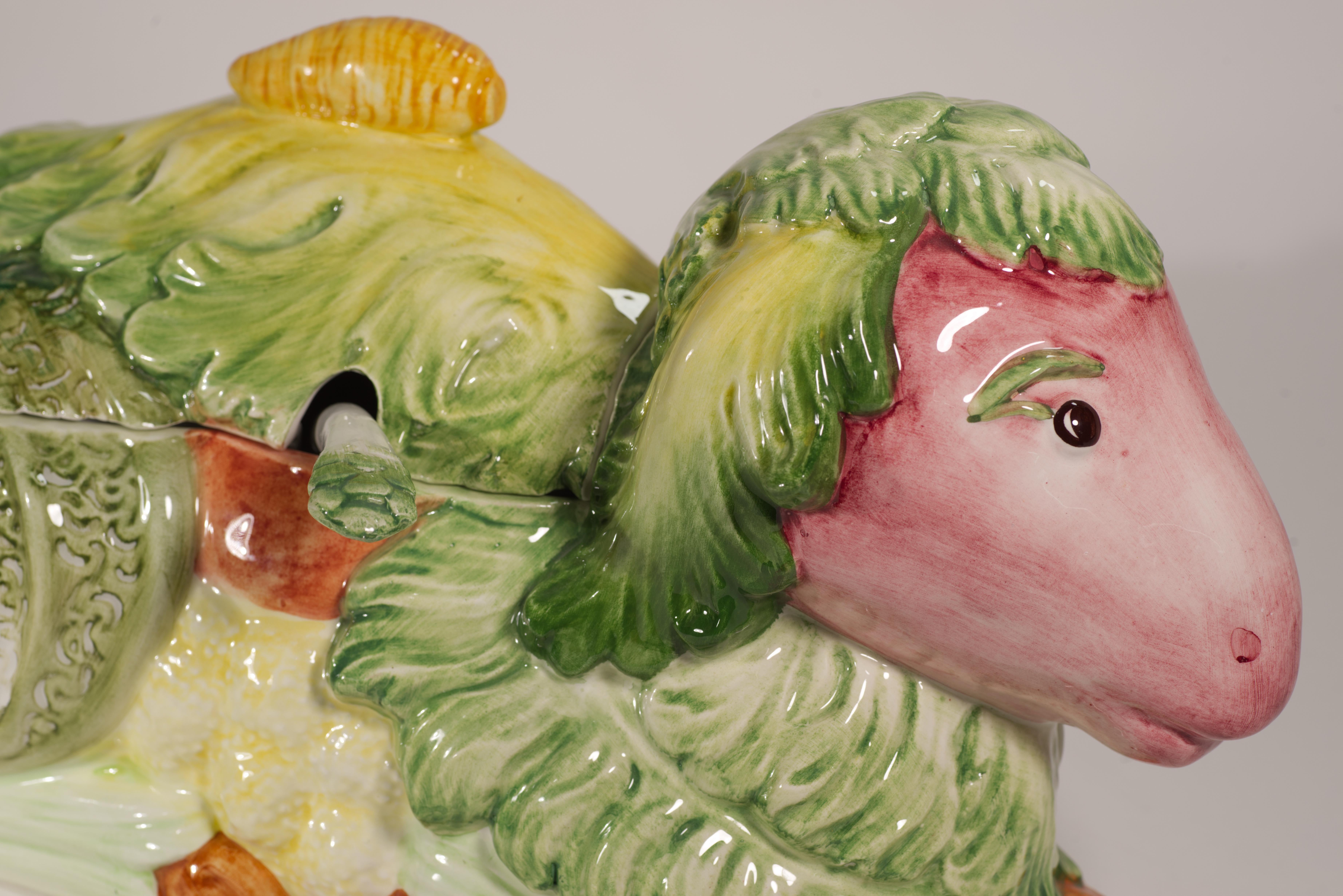 Zuppiera in maiolica d'epoca con agnello, cavolo e verdure, Italia dipinta a mano in vendita 2