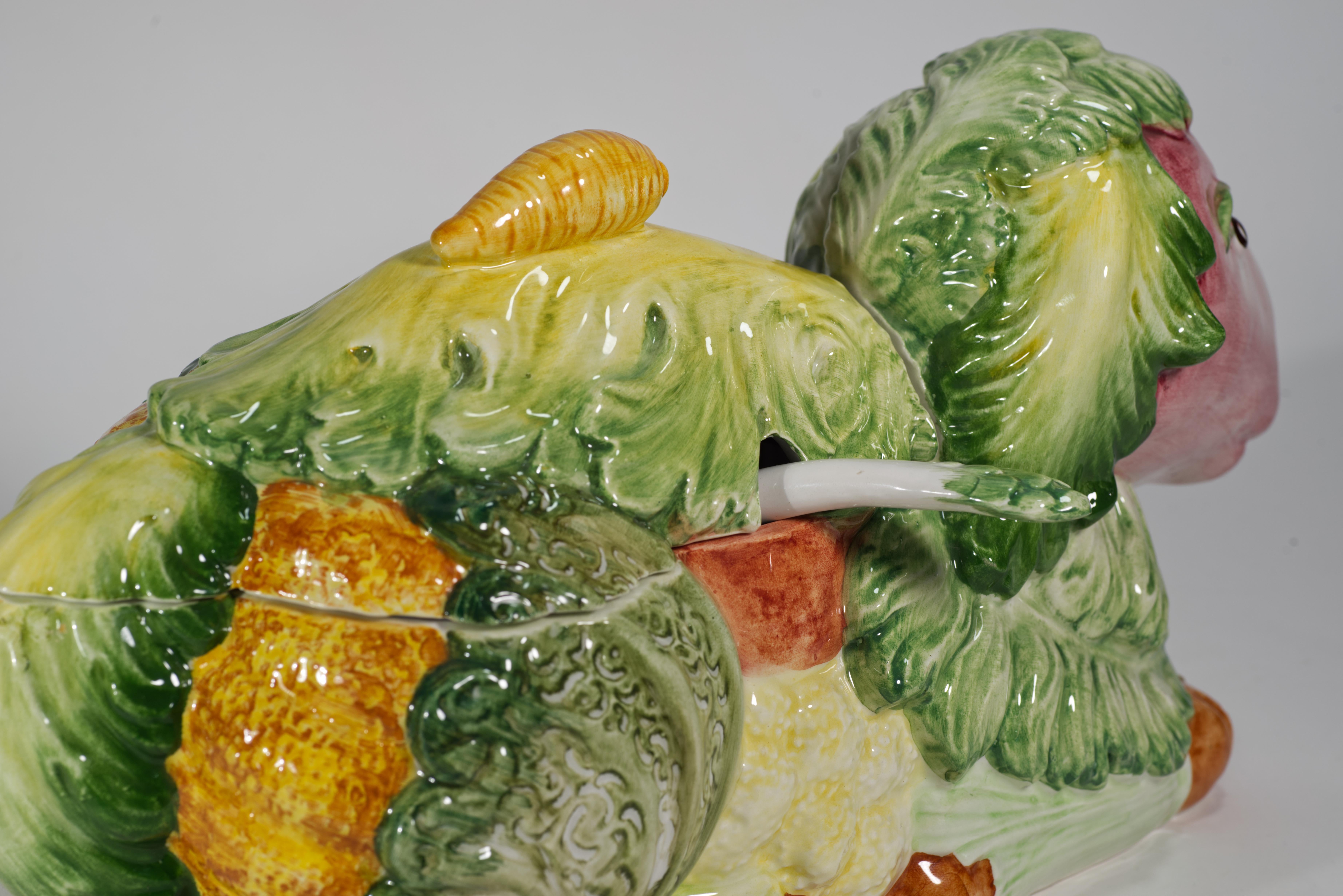 Zuppiera in maiolica d'epoca con agnello, cavolo e verdure, Italia dipinta a mano in vendita 3