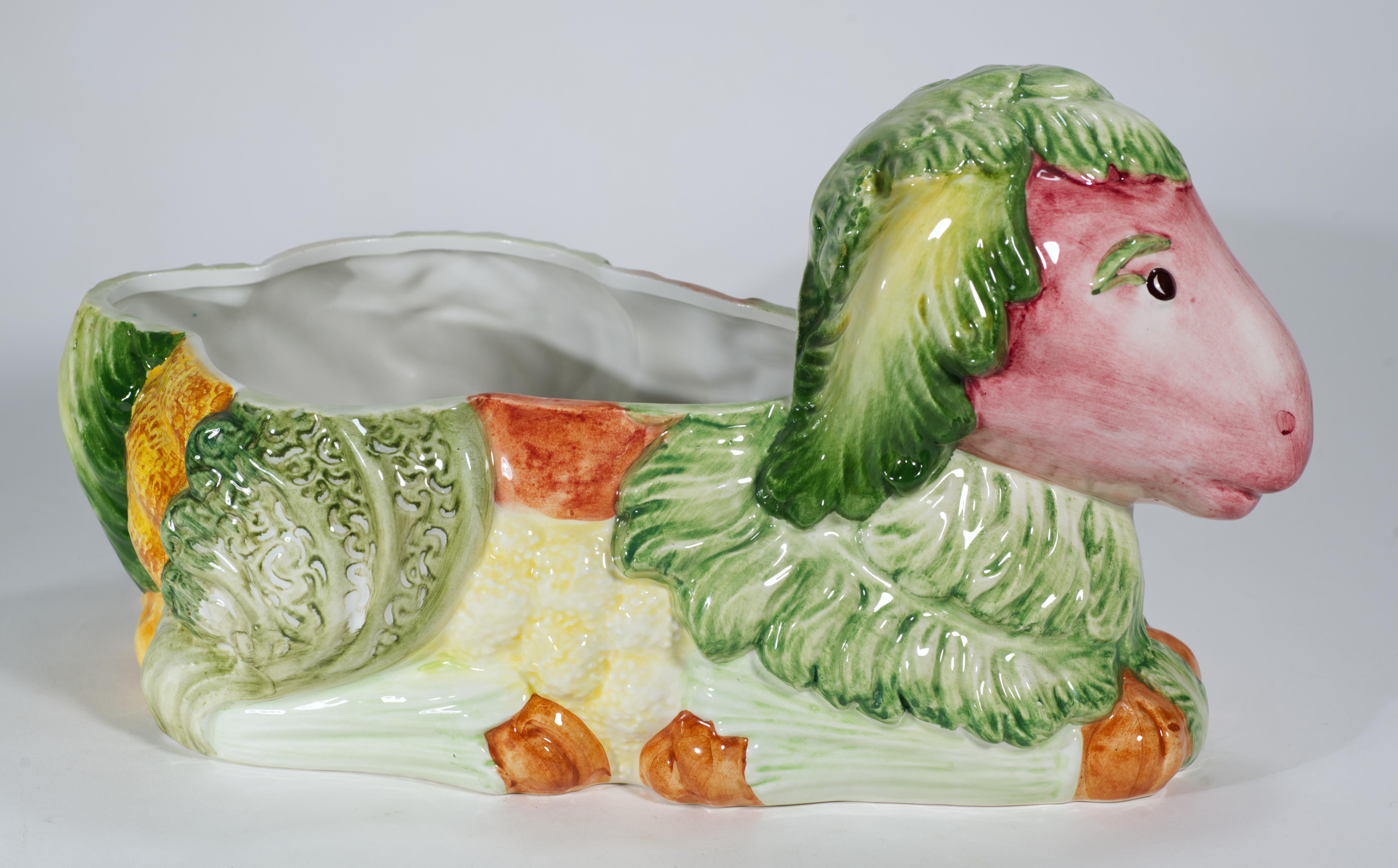 Mid-Century moderno Zuppiera in maiolica d'epoca con agnello, cavolo e verdure, Italia dipinta a mano in vendita