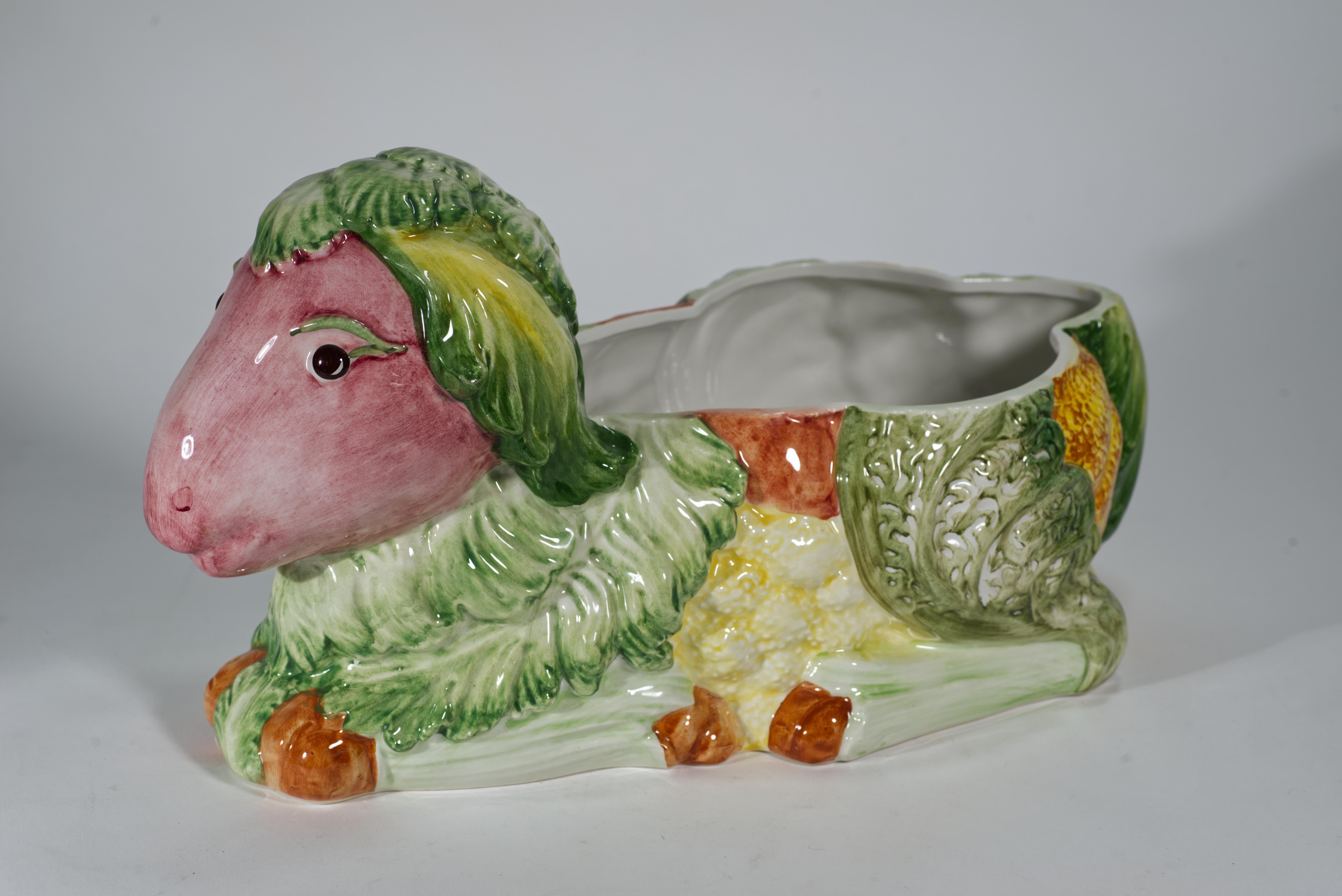 Italiano Zuppiera in maiolica d'epoca con agnello, cavolo e verdure, Italia dipinta a mano in vendita