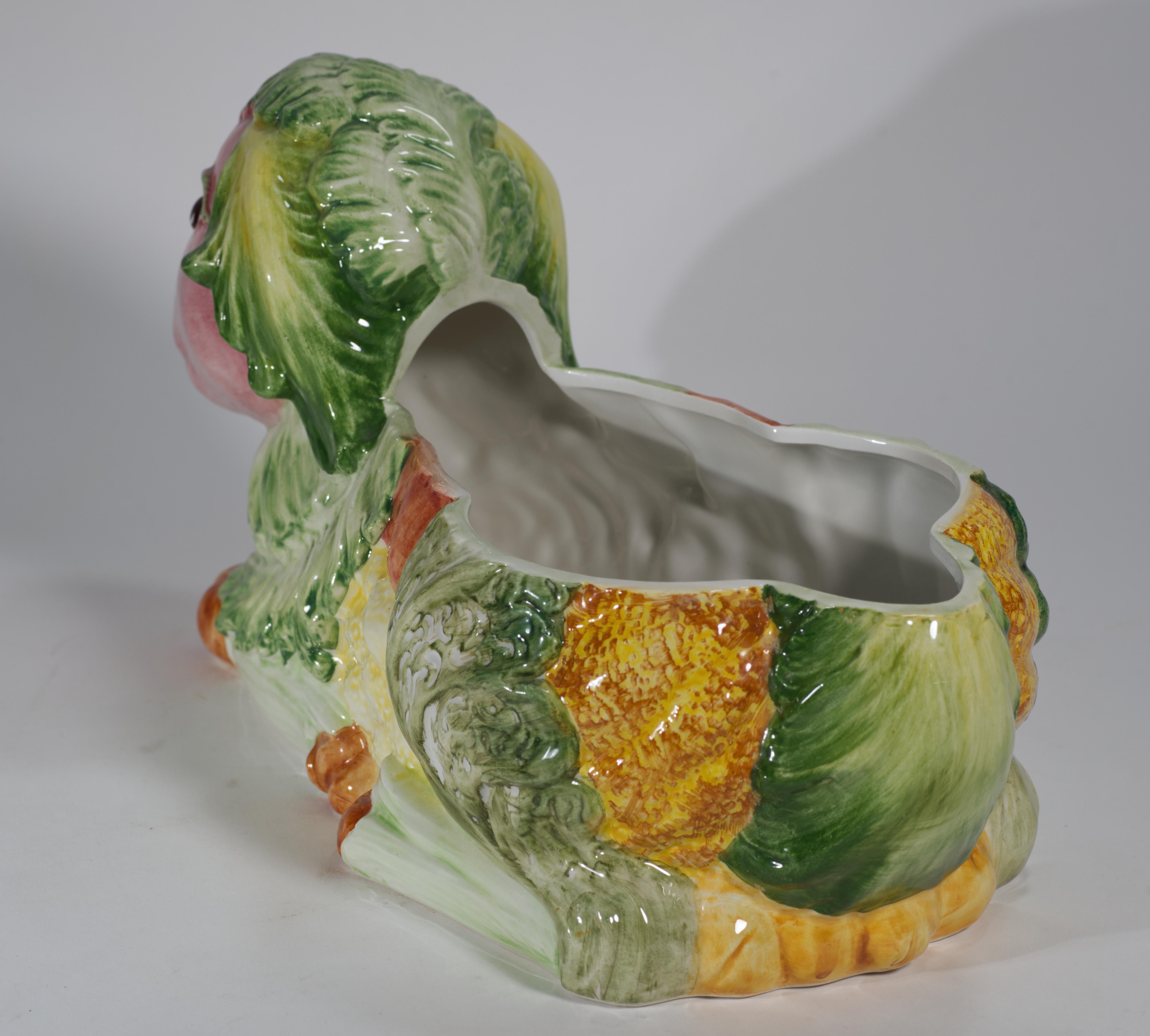 Smaltato Zuppiera in maiolica d'epoca con agnello, cavolo e verdure, Italia dipinta a mano in vendita