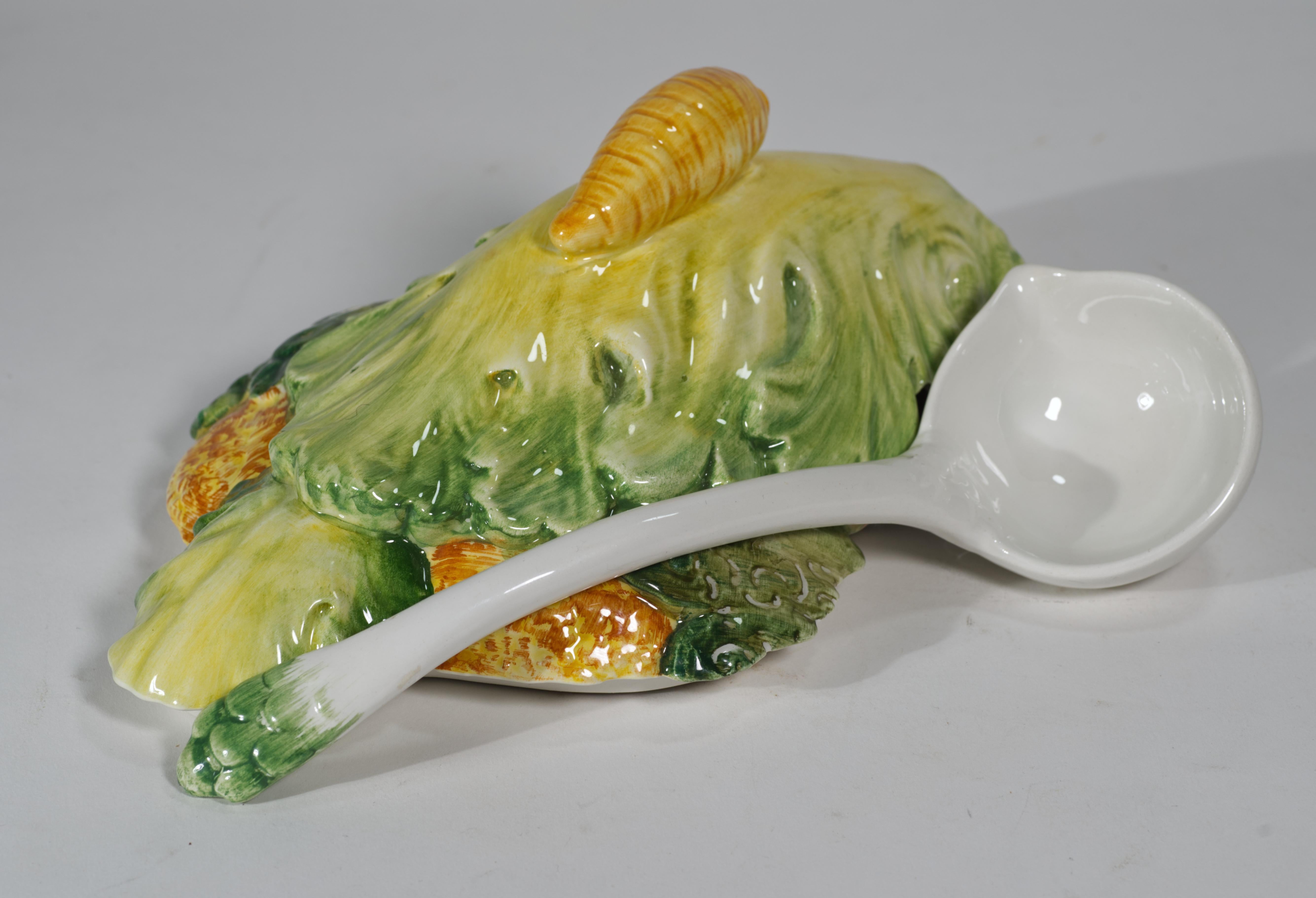 Zuppiera in maiolica d'epoca con agnello, cavolo e verdure, Italia dipinta a mano In condizioni buone in vendita a Clifton Springs, NY