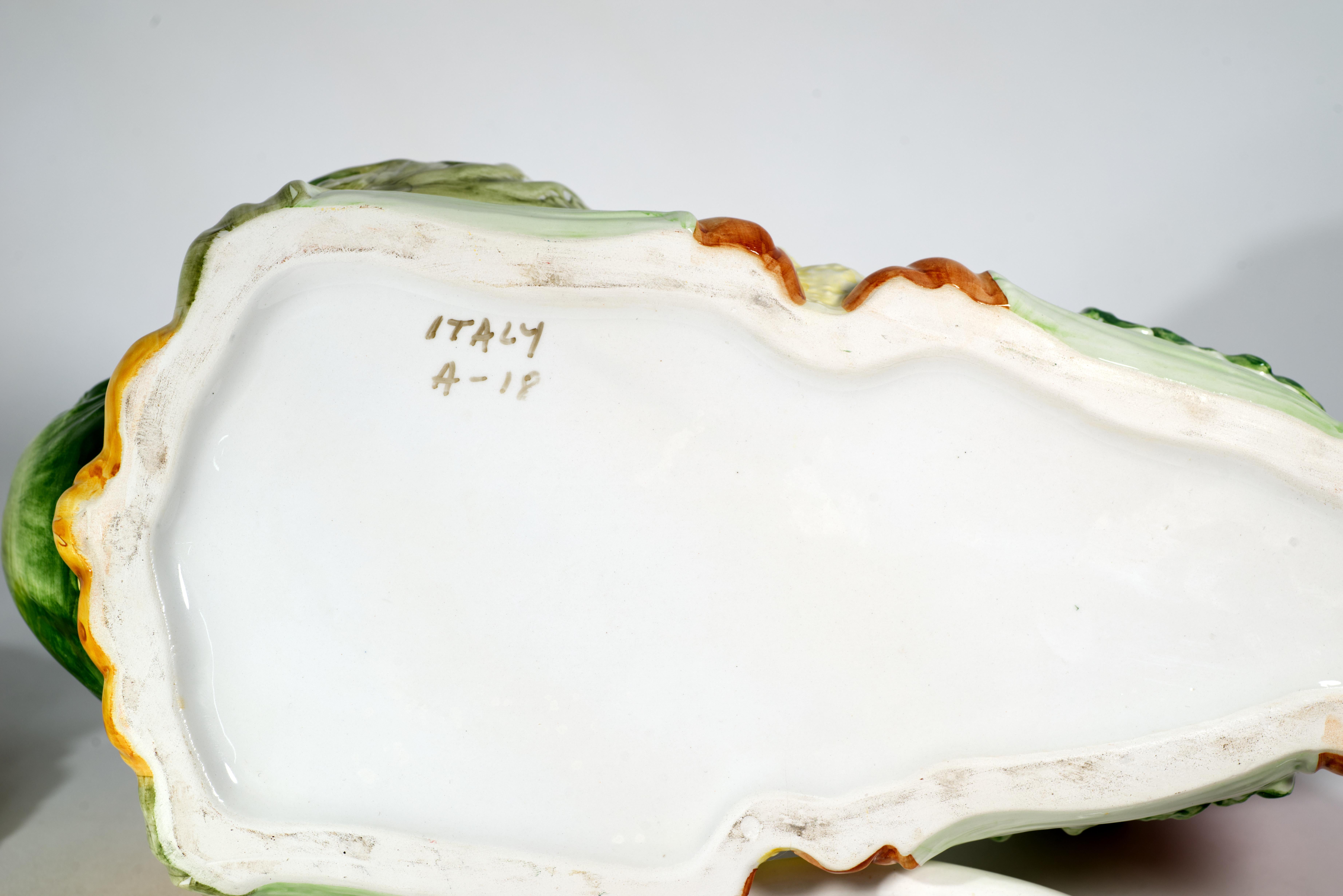 XX secolo Zuppiera in maiolica d'epoca con agnello, cavolo e verdure, Italia dipinta a mano in vendita