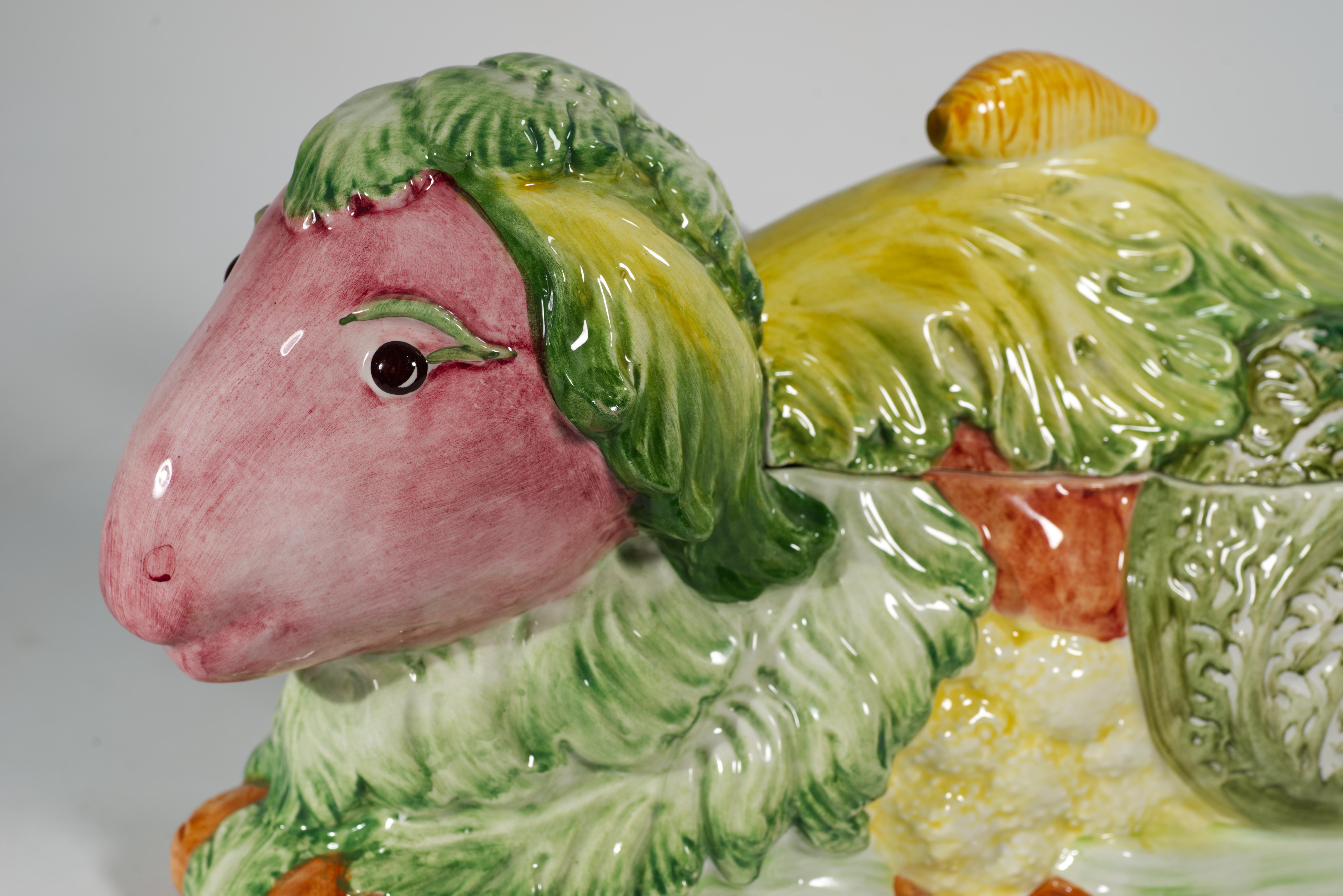 Ceramica Zuppiera in maiolica d'epoca con agnello, cavolo e verdure, Italia dipinta a mano in vendita