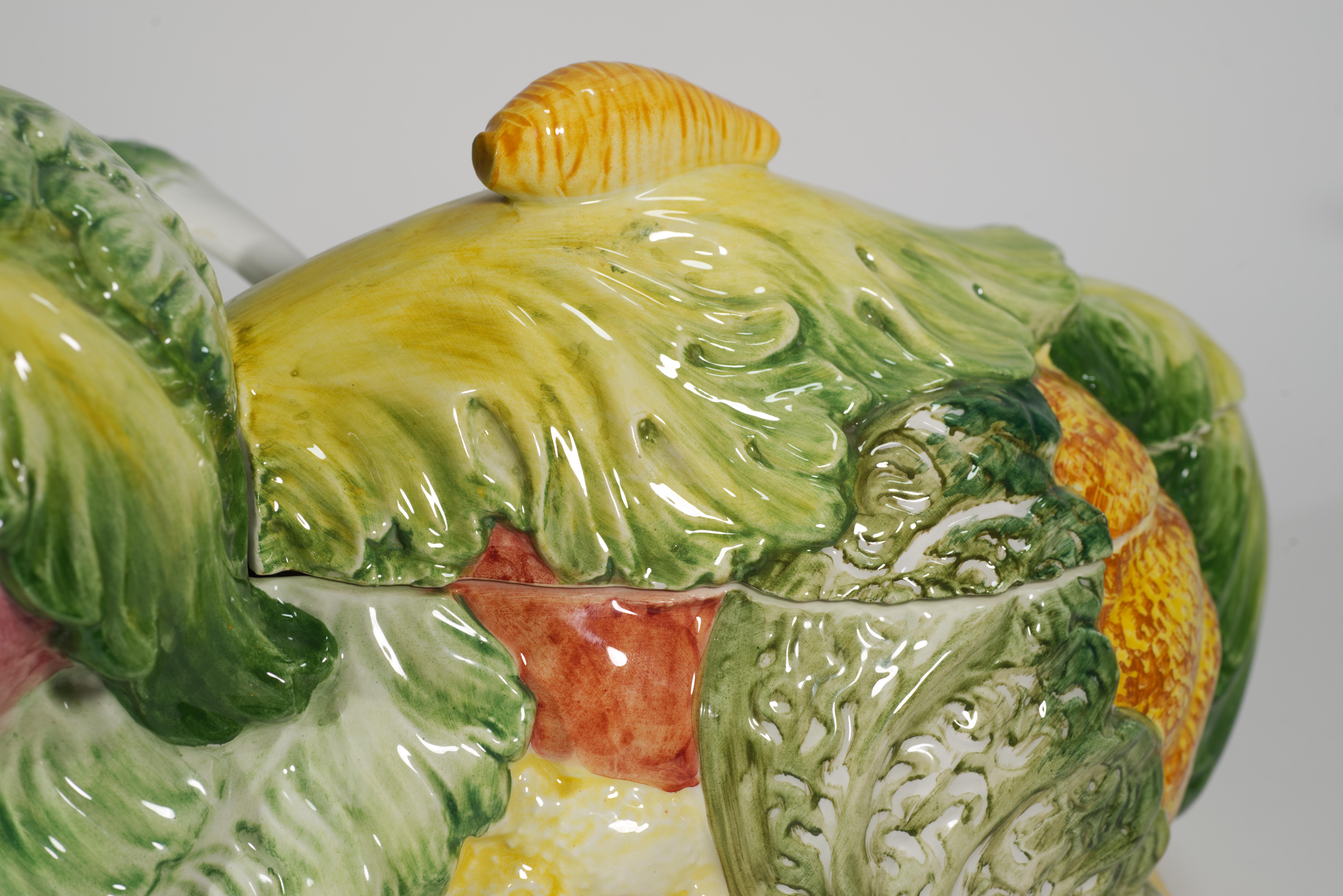 Zuppiera in maiolica d'epoca con agnello, cavolo e verdure, Italia dipinta a mano in vendita 1