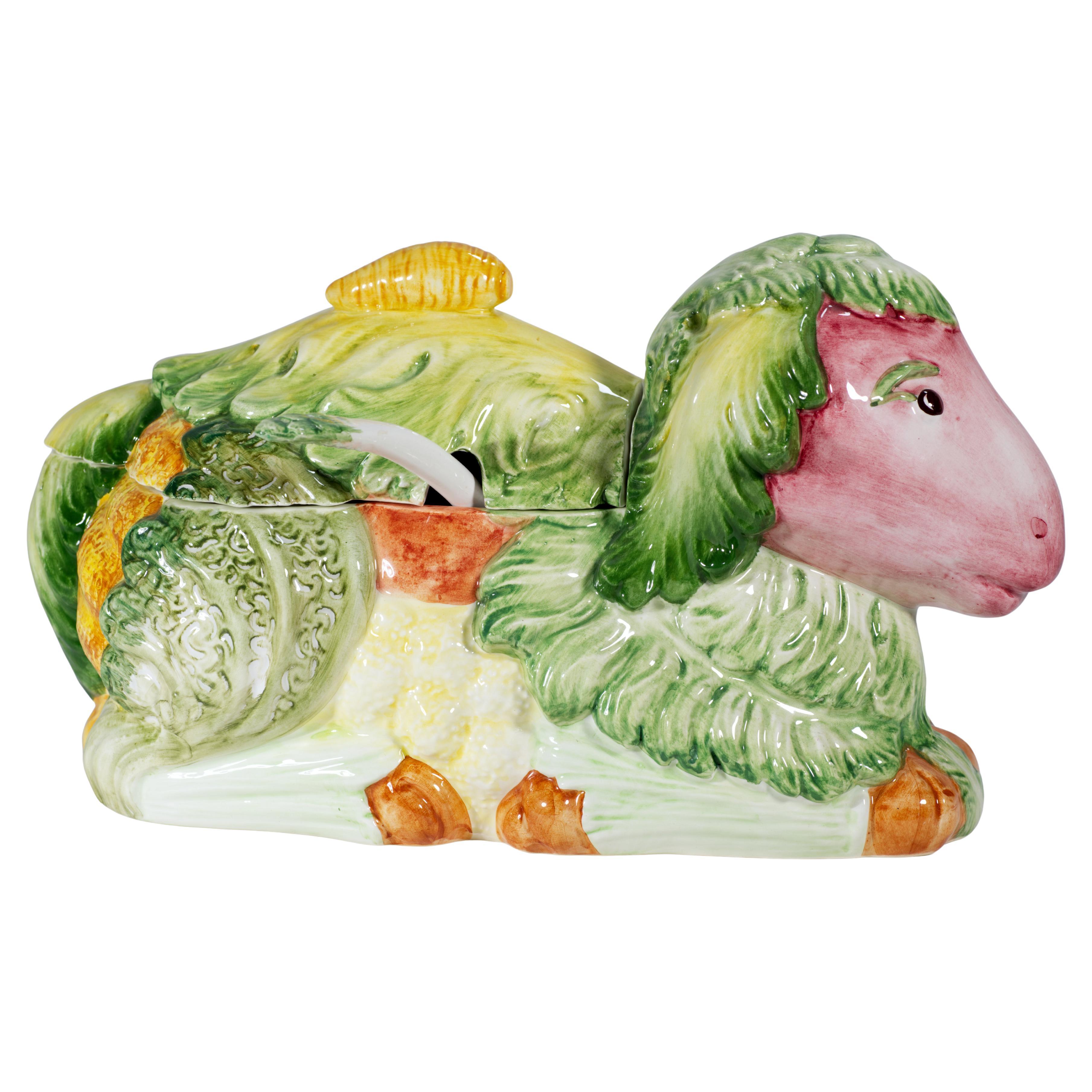 Zuppiera in maiolica d'epoca con agnello, cavolo e verdure, Italia dipinta a mano