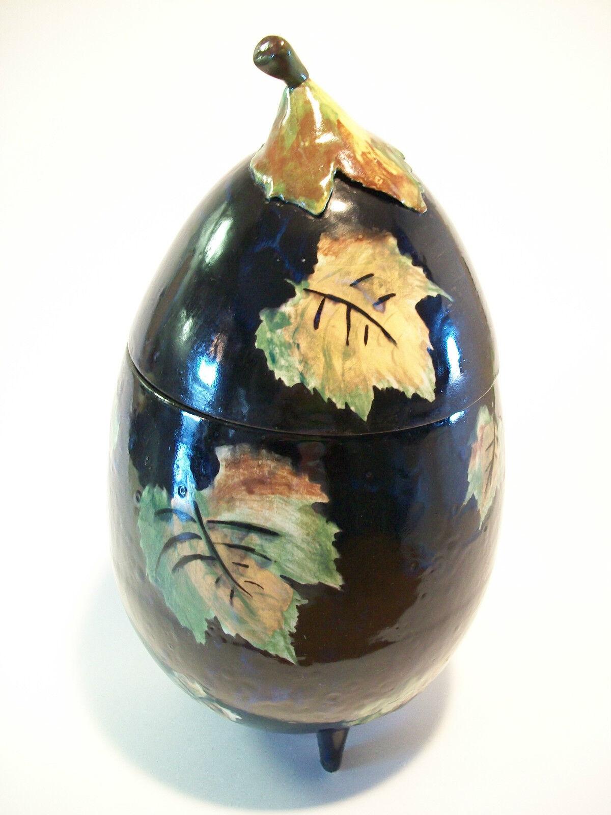 Vintage Majolika handbemaltes Glas mit Deckel - Auberginenform - geformte Keramik - unsigniert - Mitte 20. Jahrhundert.

Ausgezeichneter Vintage-Zustand - kleinere Herstellungsfehler, wie sie bei handgefertigten Gegenständen vorkommen (wie