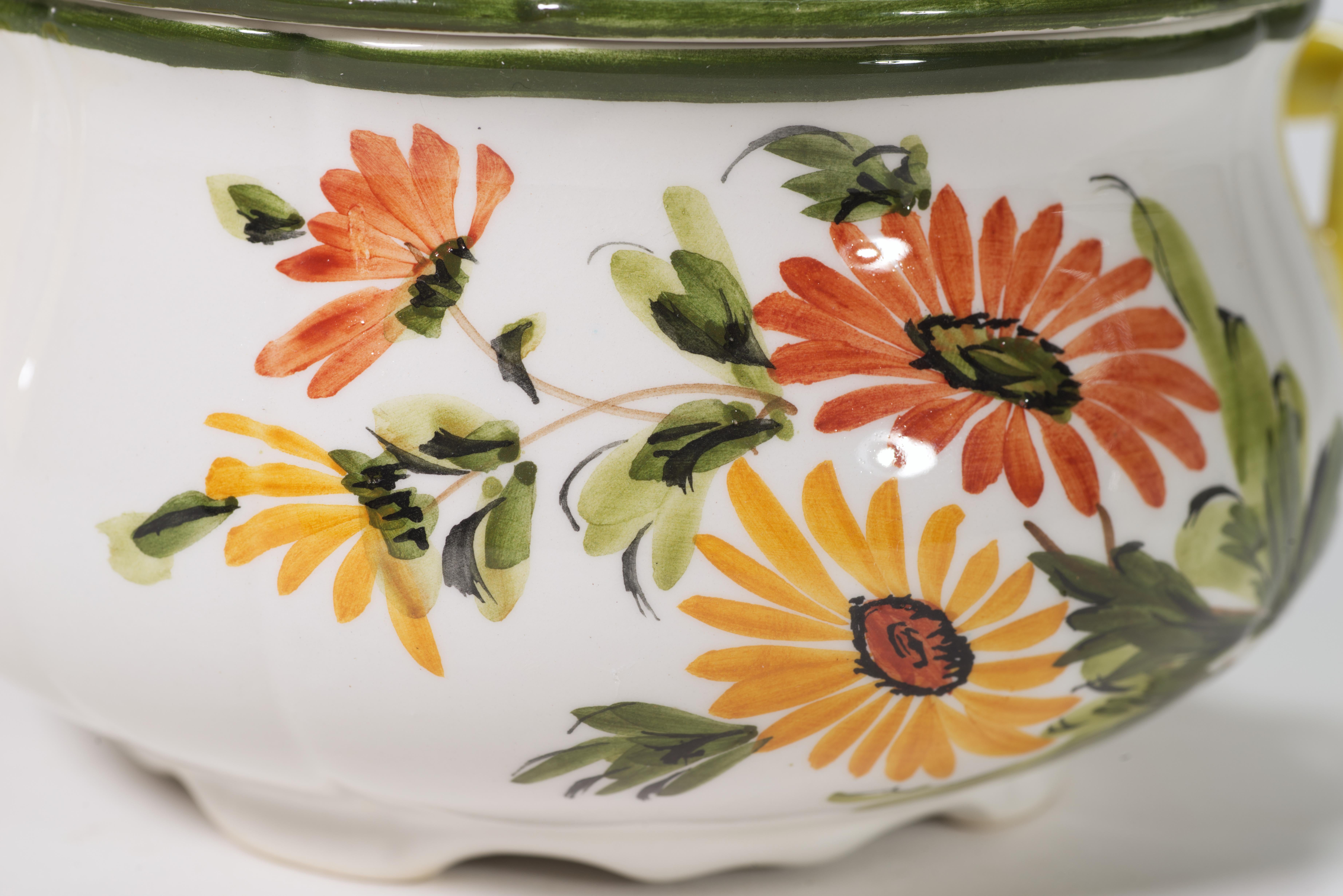 Coppia di zuppiere in maiolica d'epoca con coperchio, Italia dipinte a mano in vendita 2