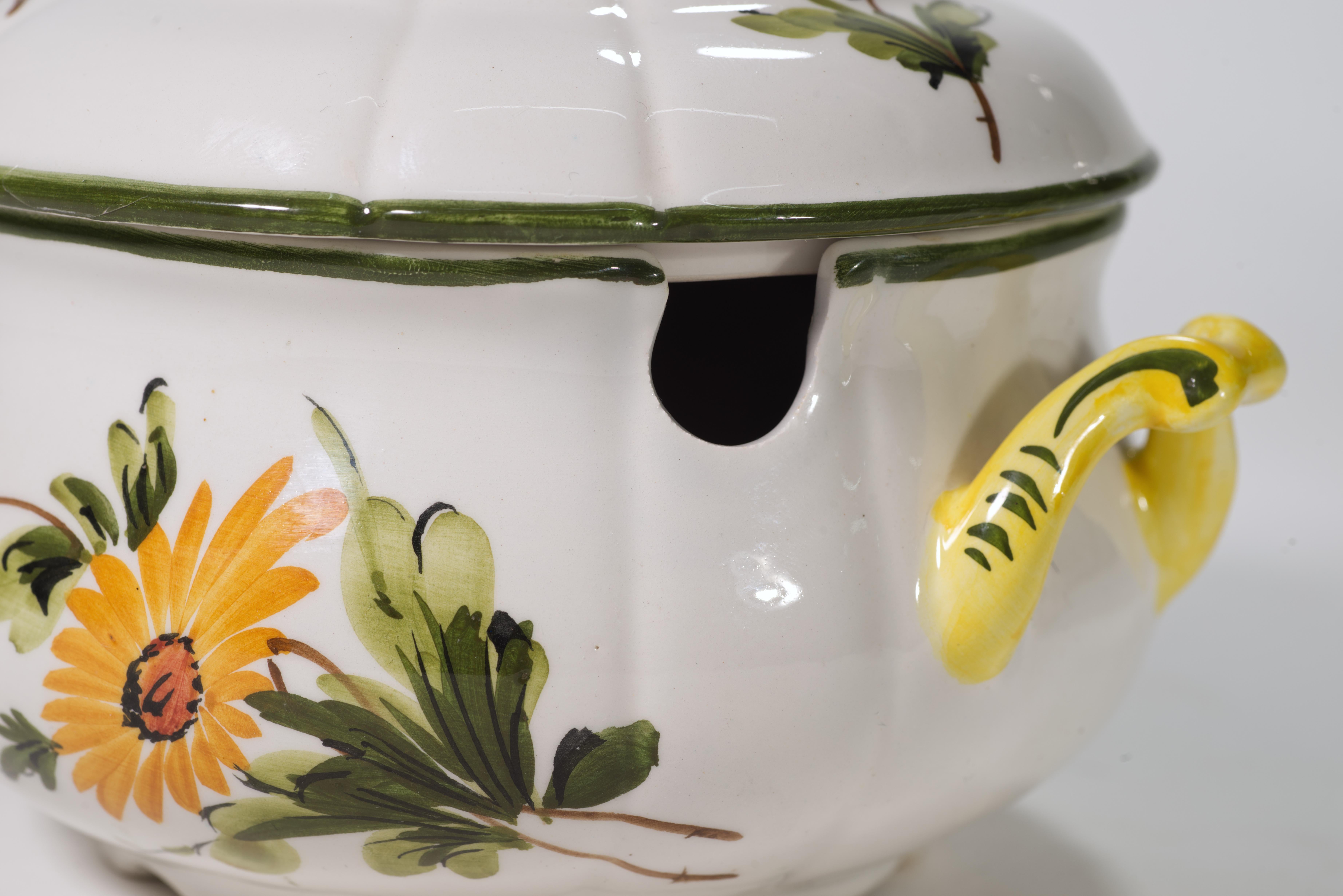 Coppia di zuppiere in maiolica d'epoca con coperchio, Italia dipinte a mano in vendita 3