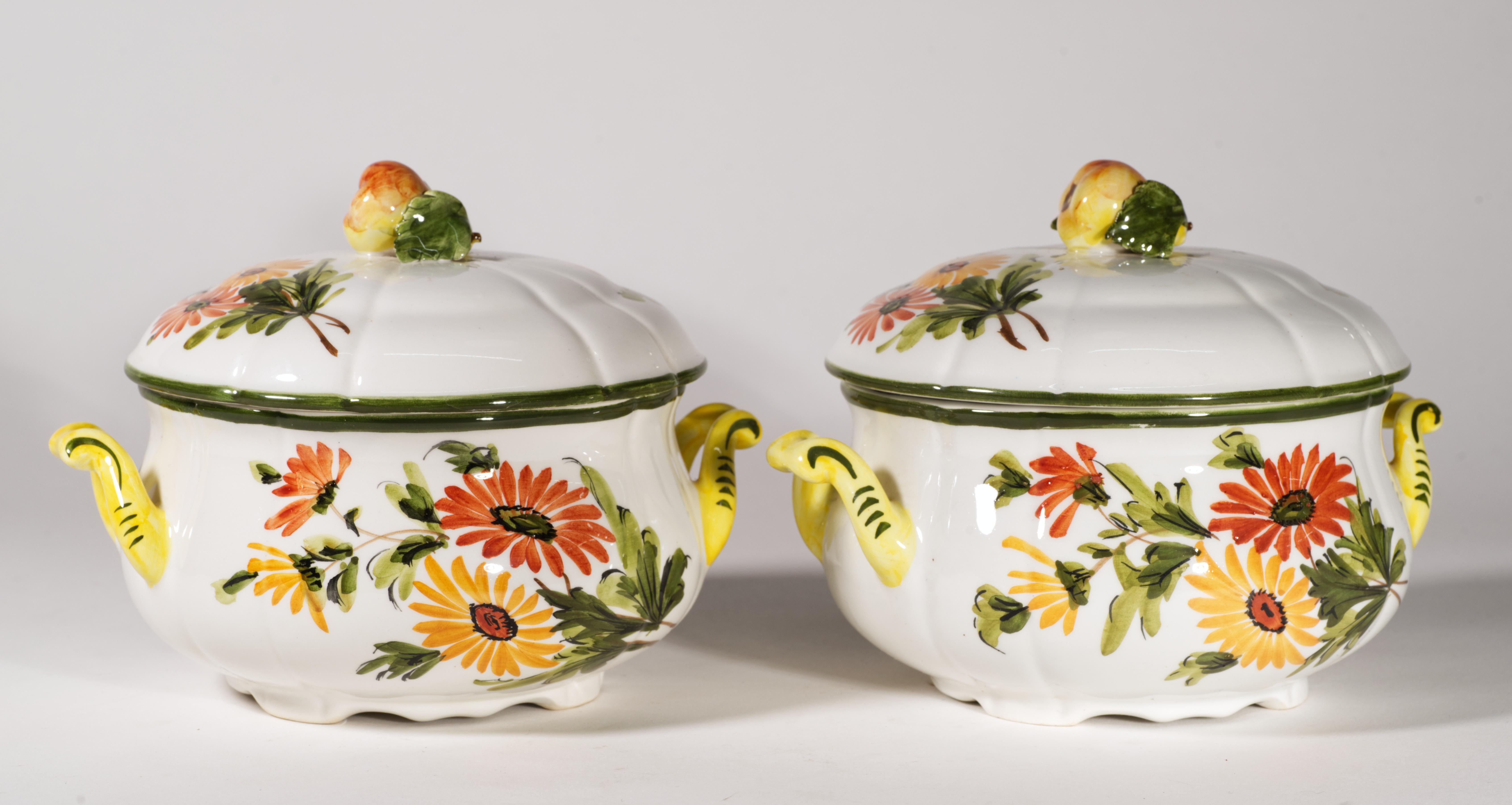  Le incantevoli zuppiere in maiolica vintage con coperchio presentano decorazioni dipinte a mano, ispirate allo stile country italiano, con fasci di fiori di margherita giallo burro e arancione tenue. I coperchi hanno manici a forma di pera scolpiti