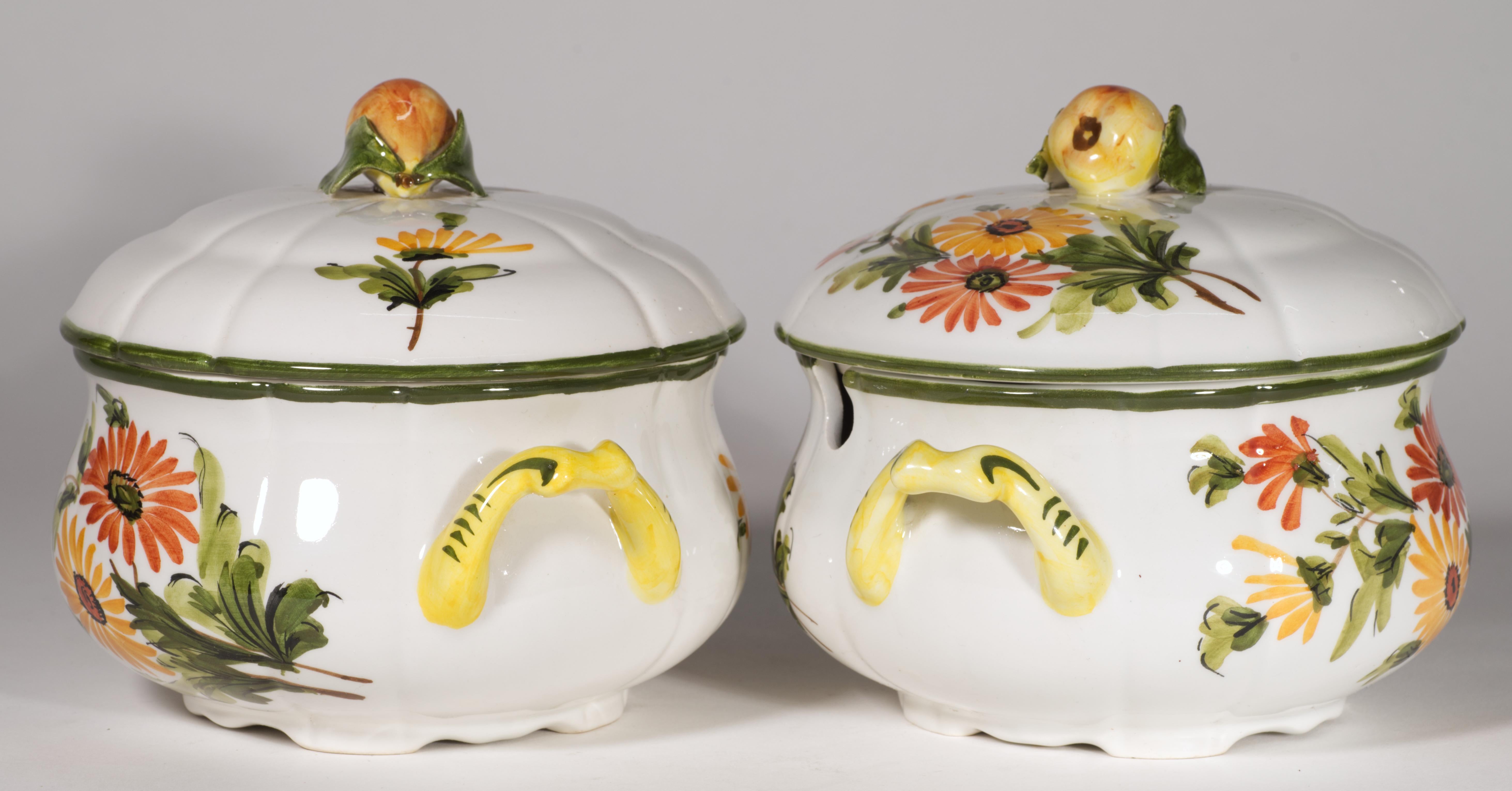 Mid-Century moderno Coppia di zuppiere in maiolica d'epoca con coperchio, Italia dipinte a mano in vendita