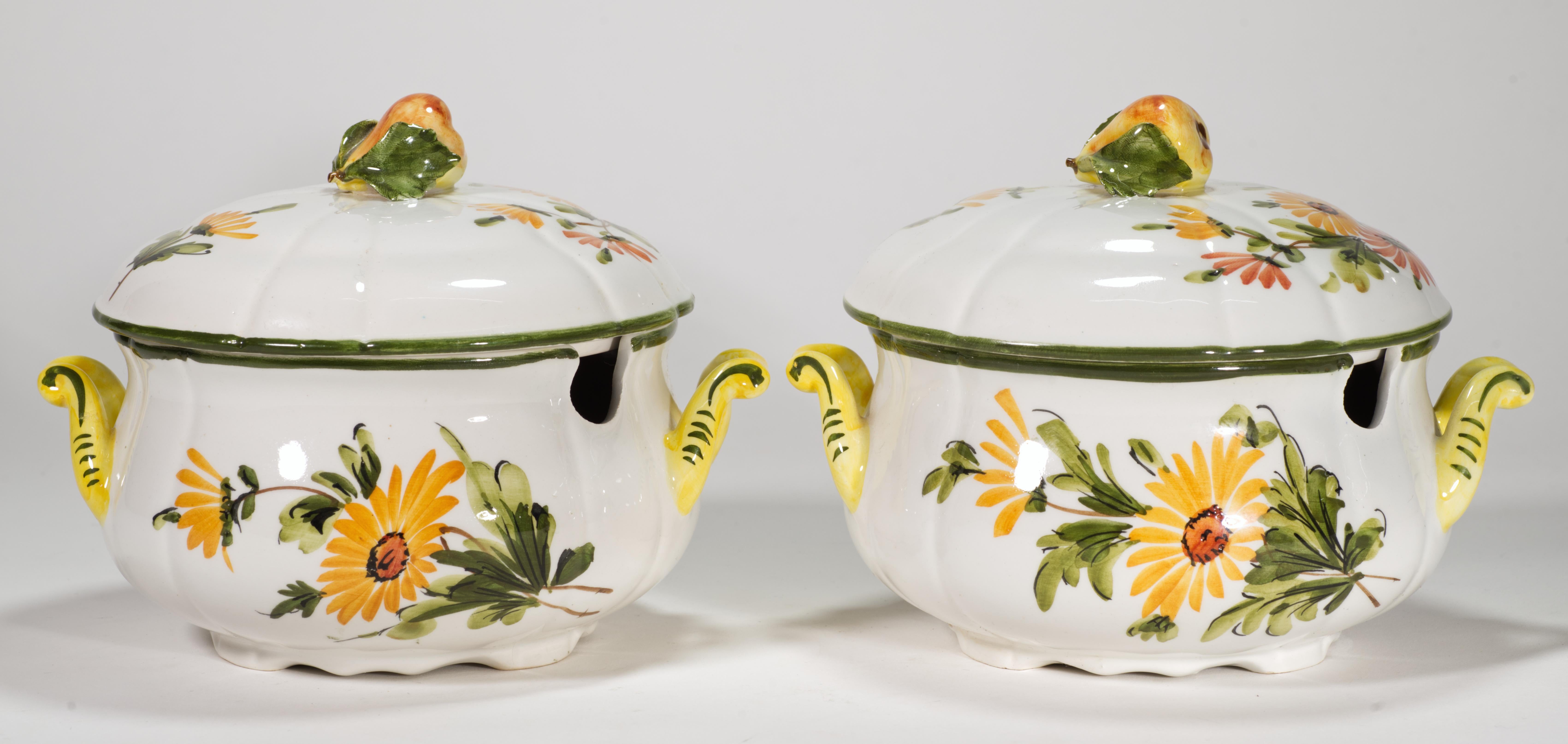 Italiano Coppia di zuppiere in maiolica d'epoca con coperchio, Italia dipinte a mano in vendita