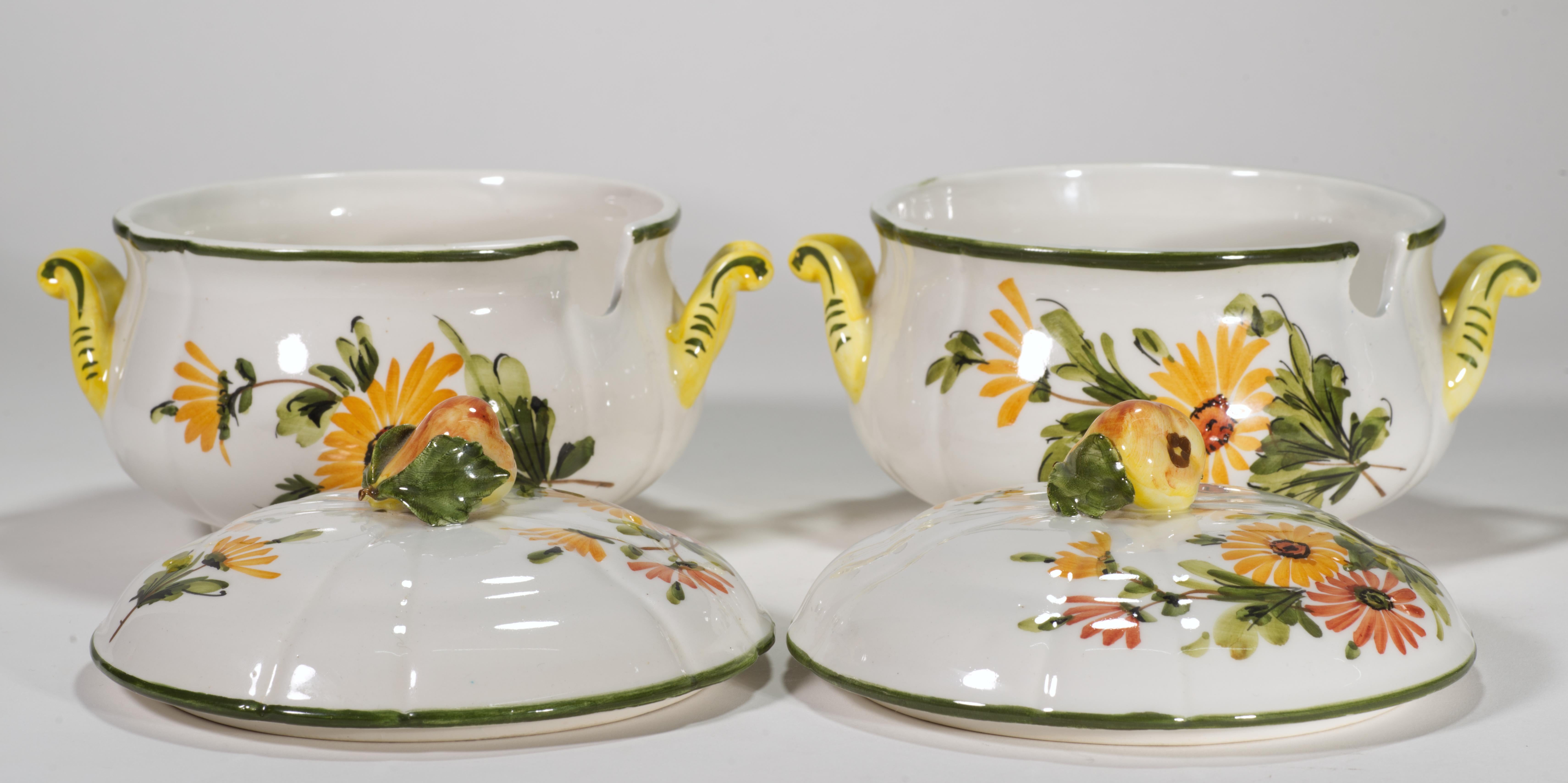 Smaltato Coppia di zuppiere in maiolica d'epoca con coperchio, Italia dipinte a mano in vendita
