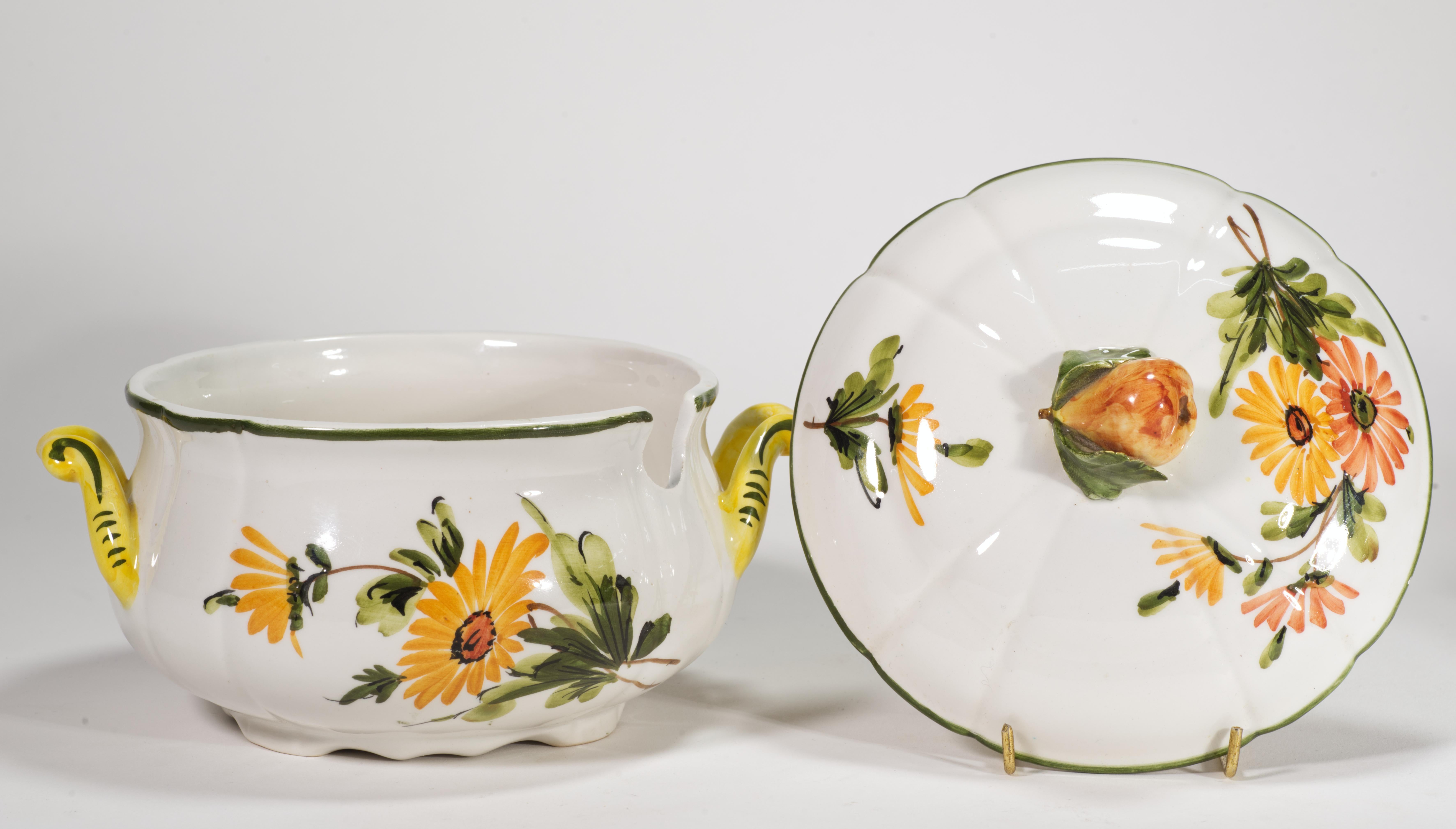 Coppia di zuppiere in maiolica d'epoca con coperchio, Italia dipinte a mano In condizioni buone in vendita a Clifton Springs, NY