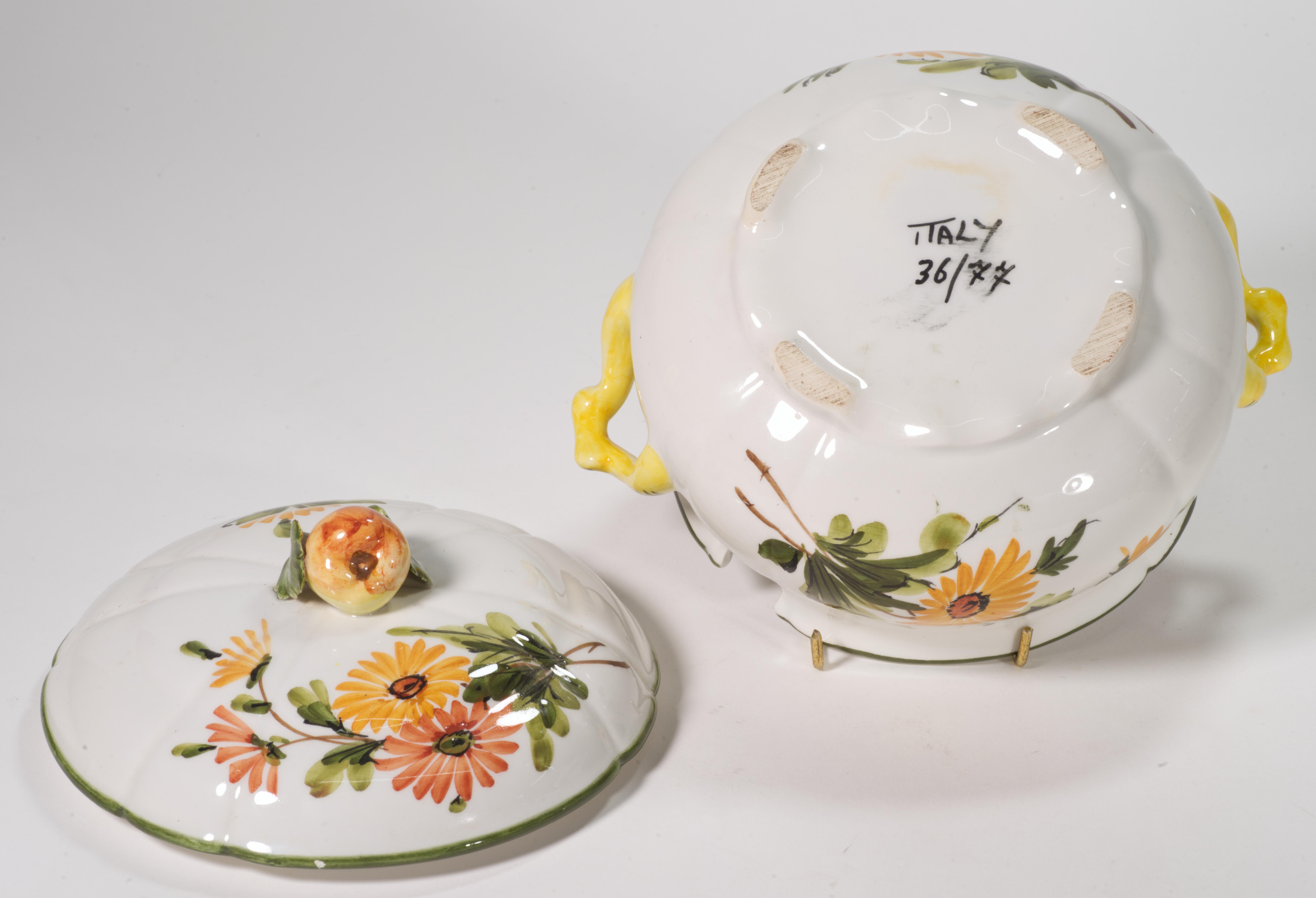 XX secolo Coppia di zuppiere in maiolica d'epoca con coperchio, Italia dipinte a mano in vendita