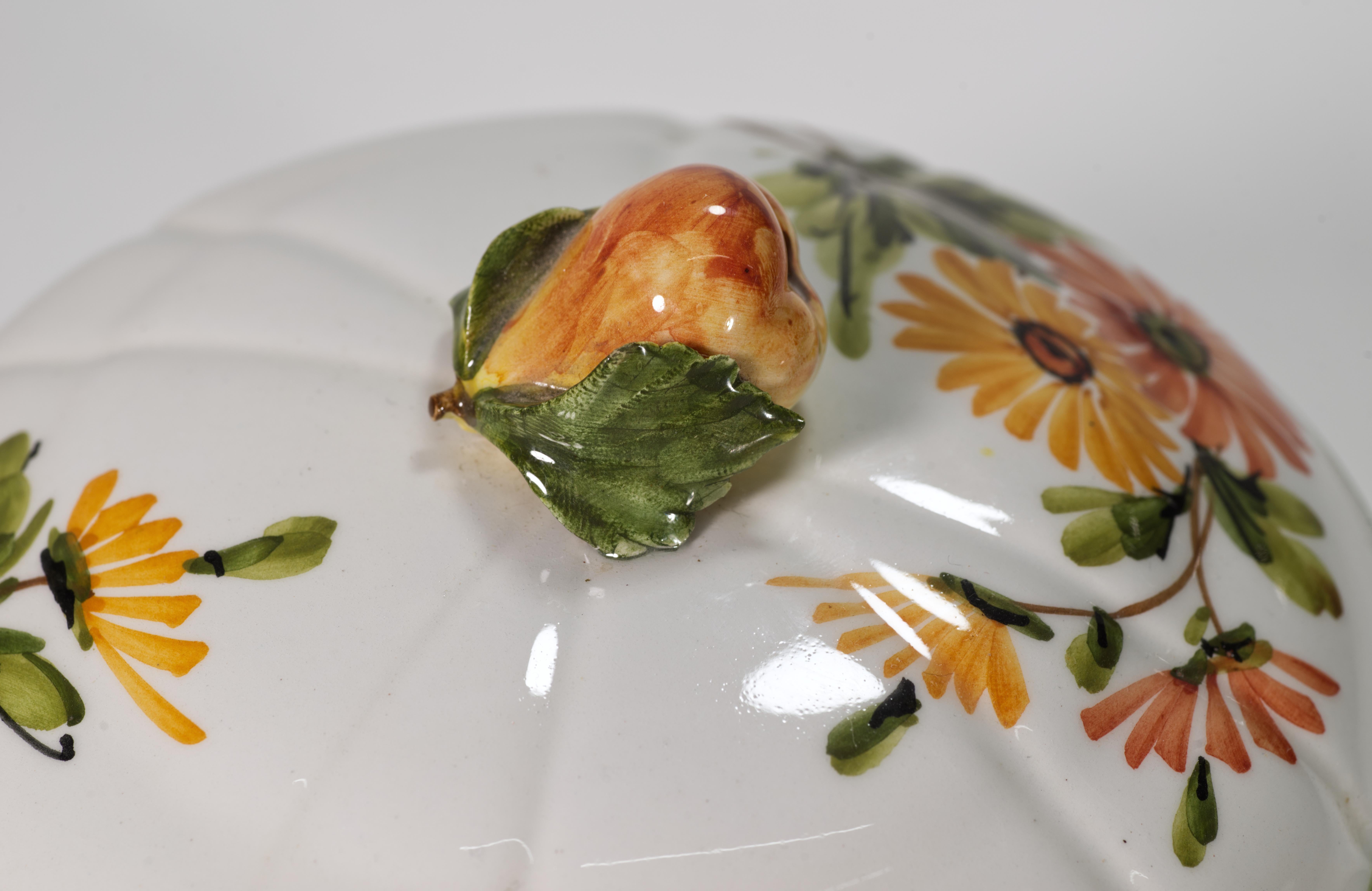 Ceramica Coppia di zuppiere in maiolica d'epoca con coperchio, Italia dipinte a mano in vendita