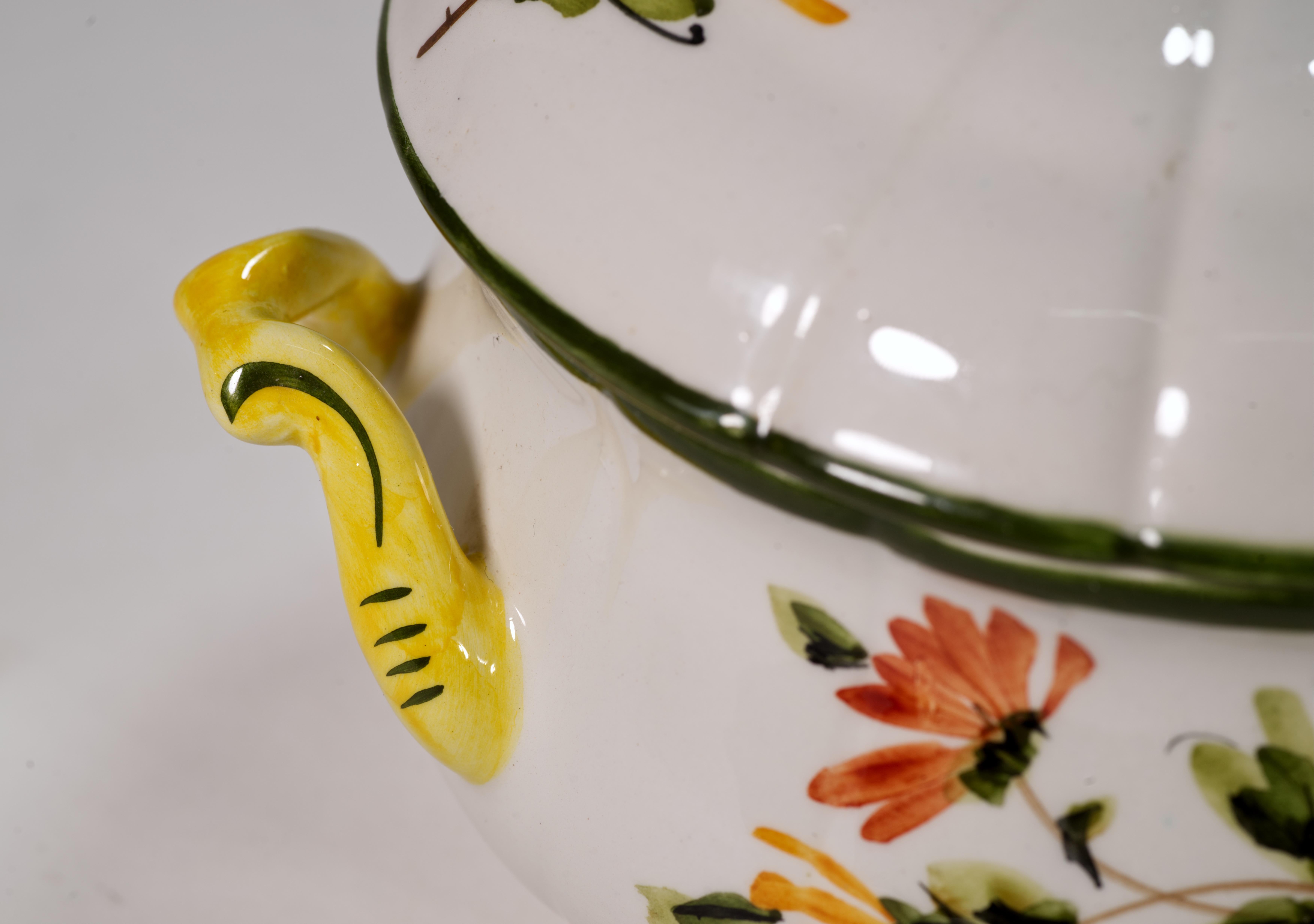 Coppia di zuppiere in maiolica d'epoca con coperchio, Italia dipinte a mano in vendita 1