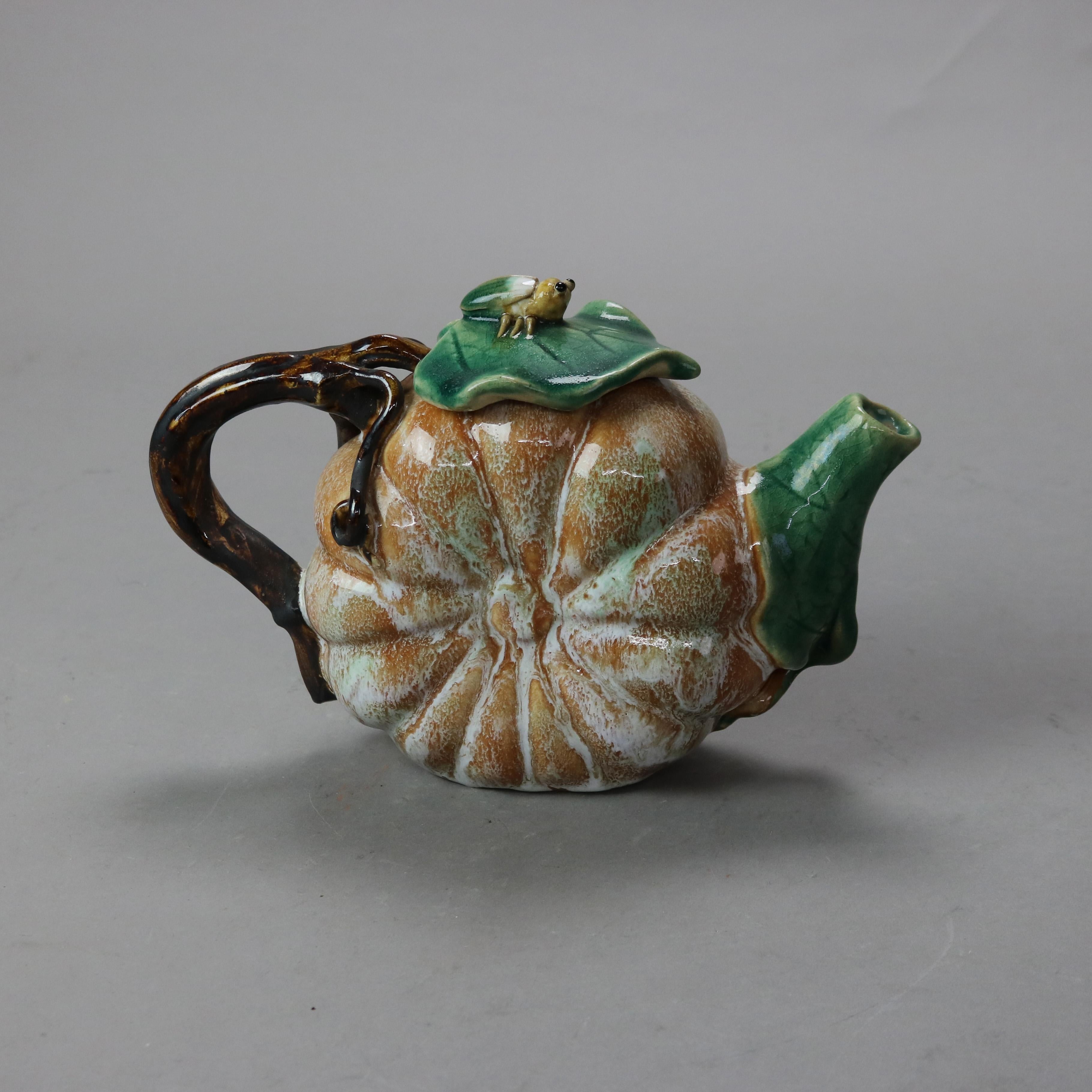 Vintage Majolika Kürbis, Vine & Leaf Form Keramik Teekanne mit Beatle 20thC (Töpferwaren) im Angebot