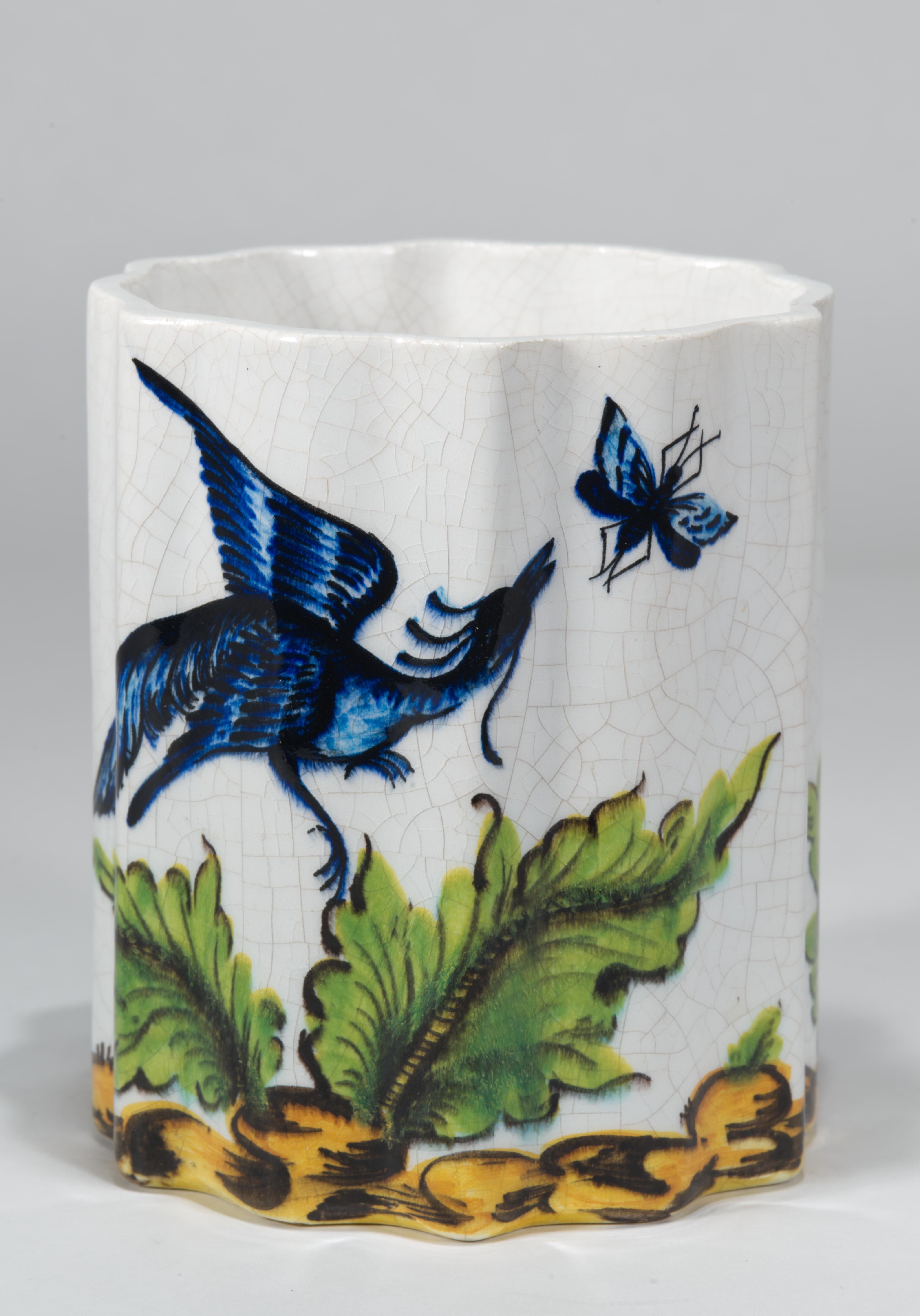 Italiano Vaso smerlato in maiolica d'epoca con uccello da caccia, Italia anni '50 in vendita