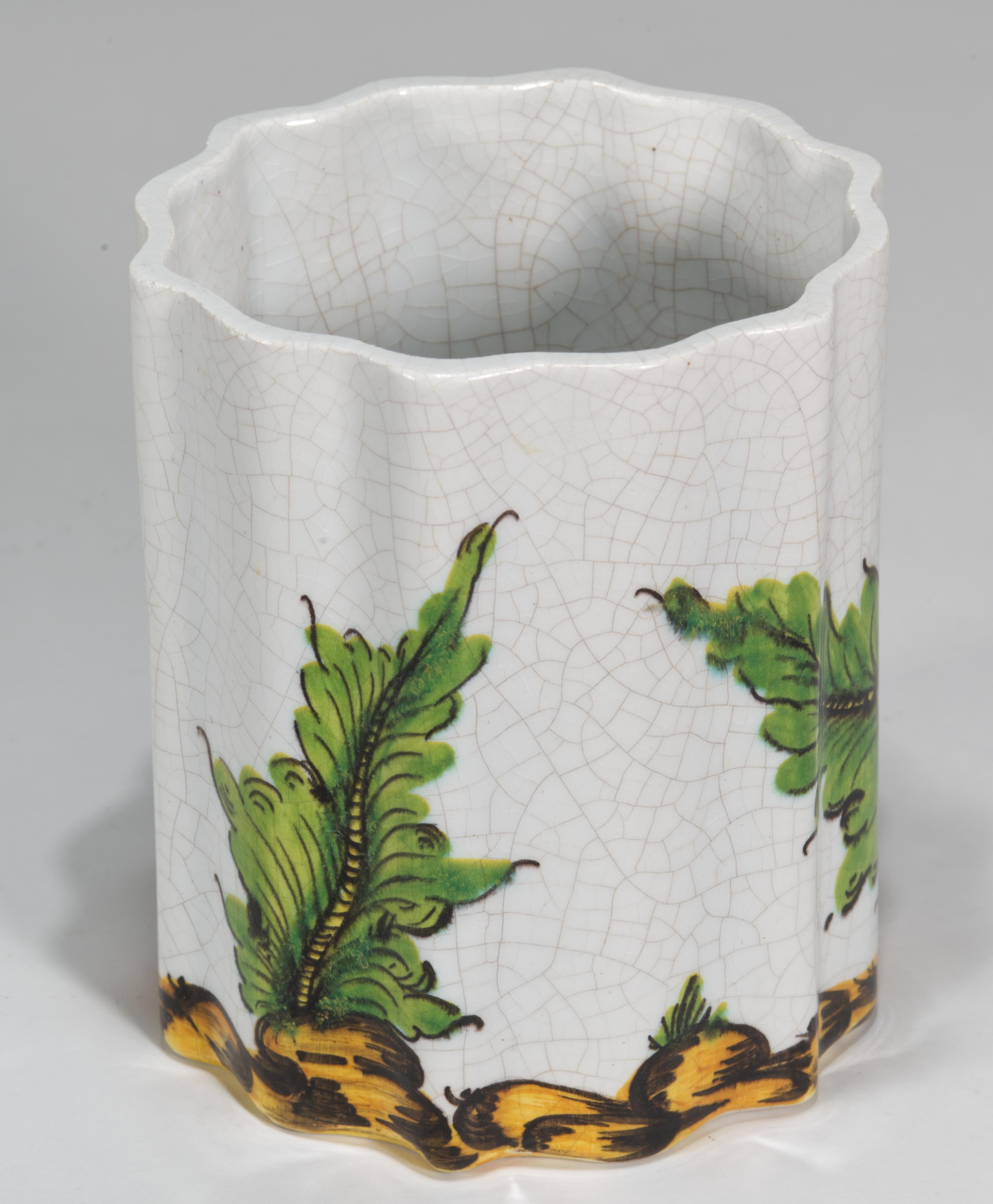 Smaltato Vaso smerlato in maiolica d'epoca con uccello da caccia, Italia anni '50 in vendita