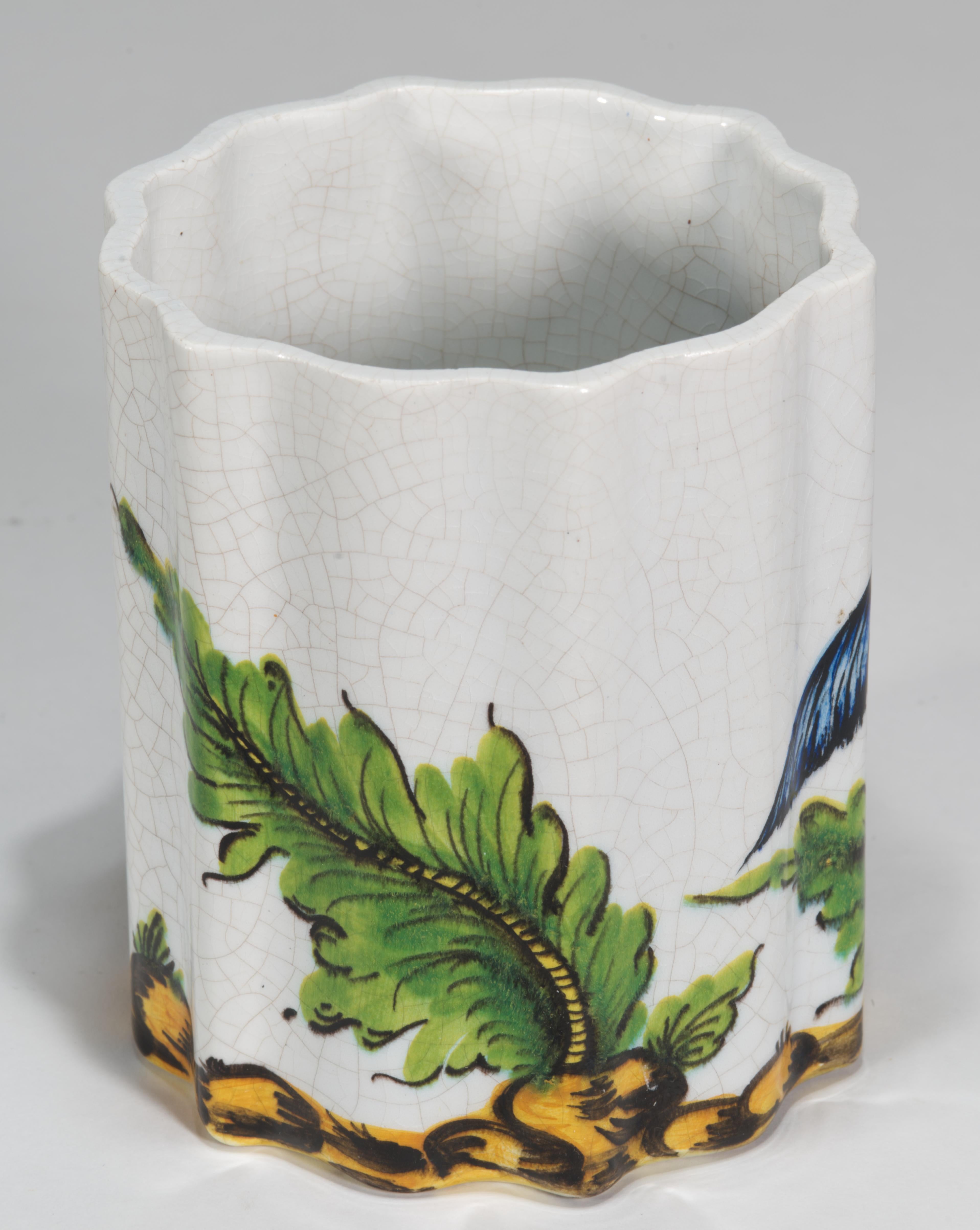 Vaso smerlato in maiolica d'epoca con uccello da caccia, Italia anni '50 In condizioni buone in vendita a Clifton Springs, NY