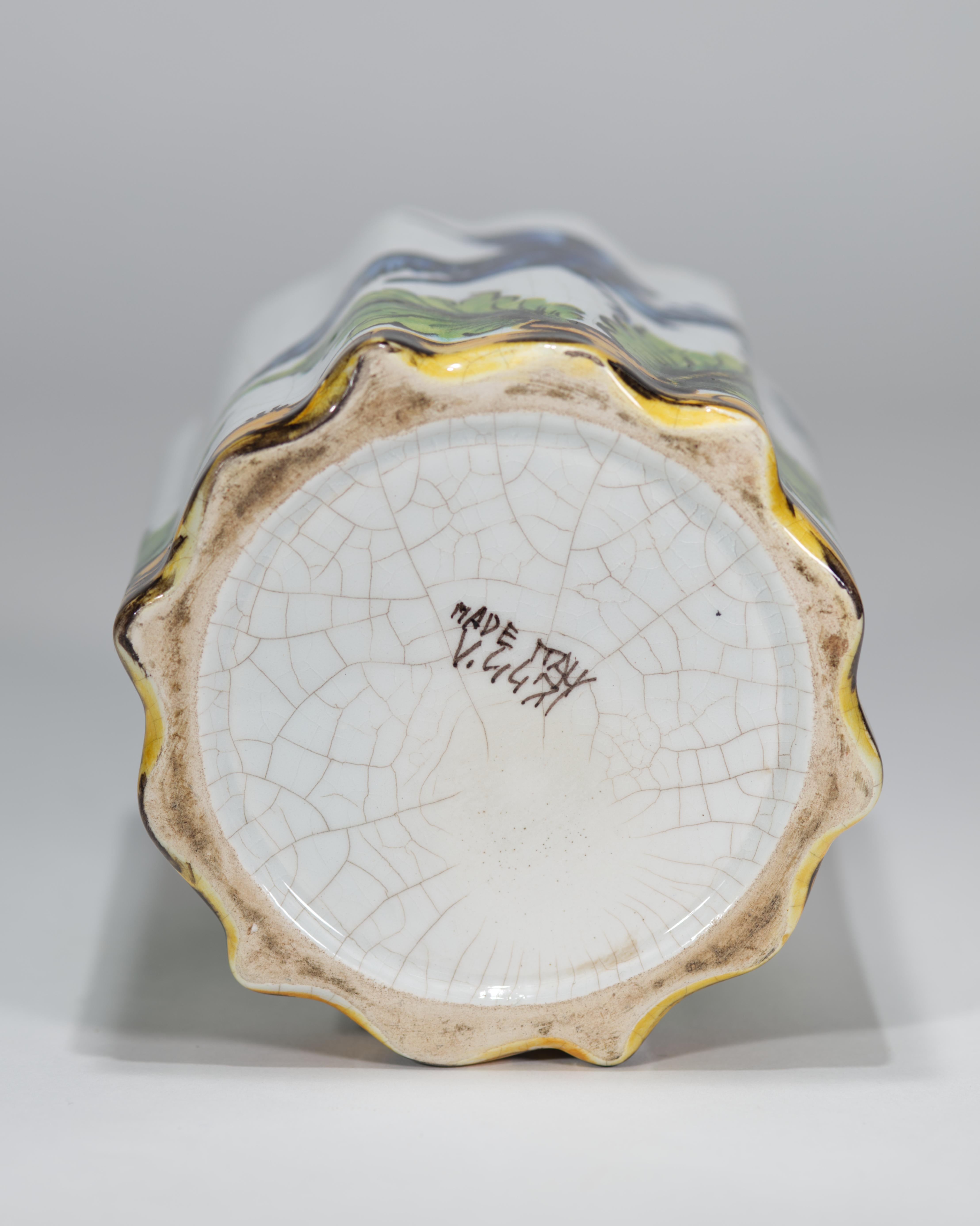 XX secolo Vaso smerlato in maiolica d'epoca con uccello da caccia, Italia anni '50 in vendita