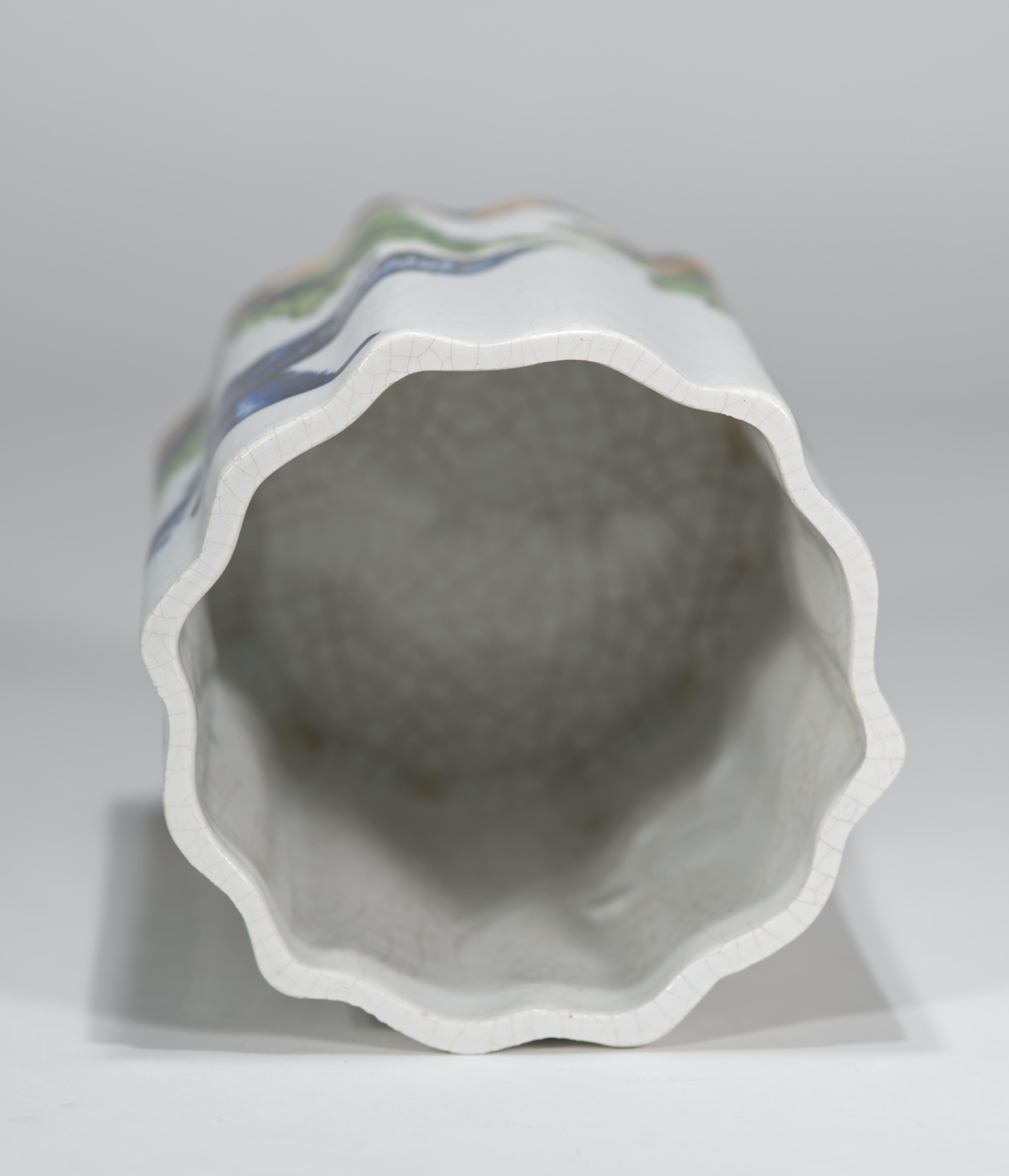 Ceramica Vaso smerlato in maiolica d'epoca con uccello da caccia, Italia anni '50 in vendita