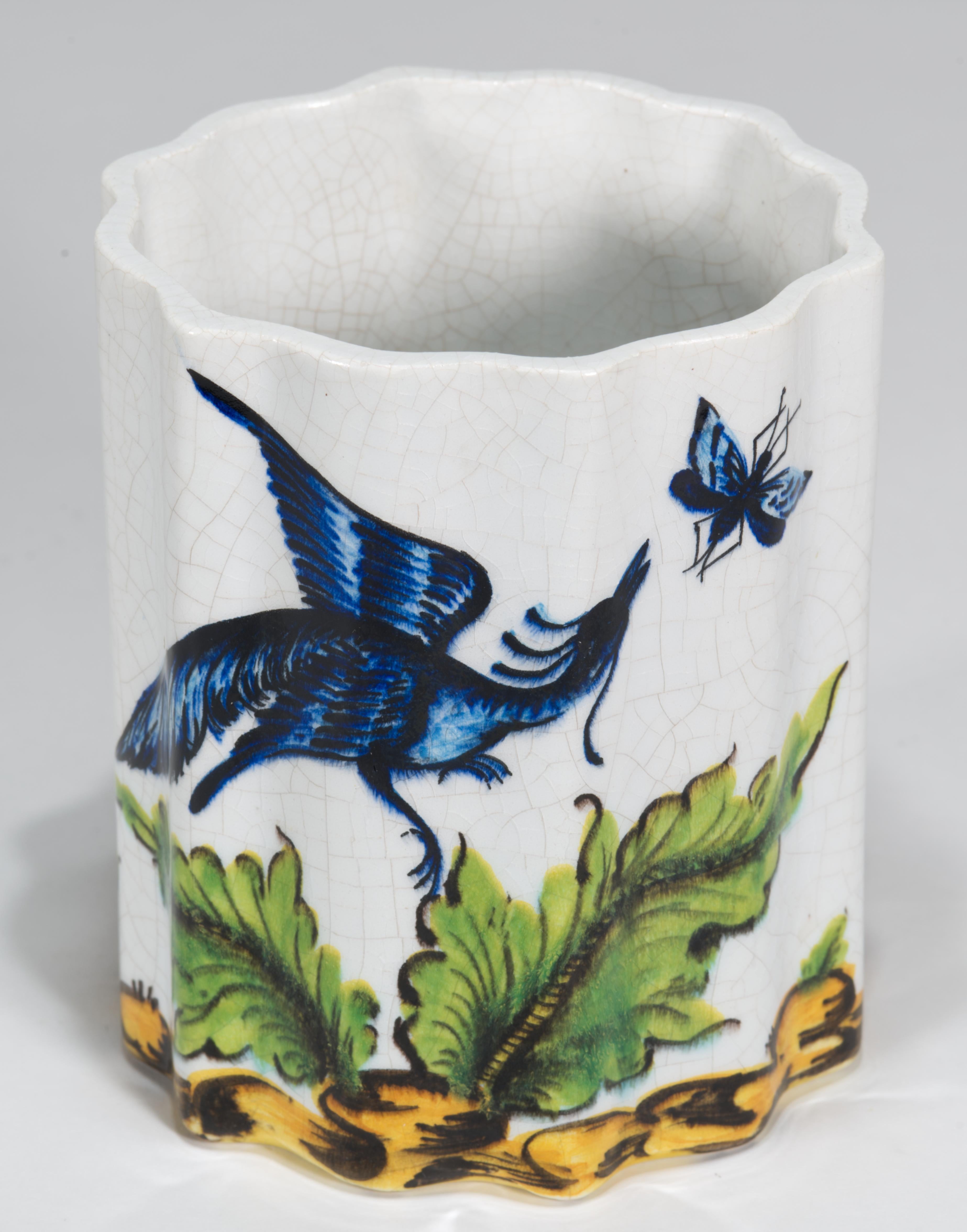 Vaso smerlato in maiolica d'epoca con uccello da caccia, Italia anni '50 in vendita 1