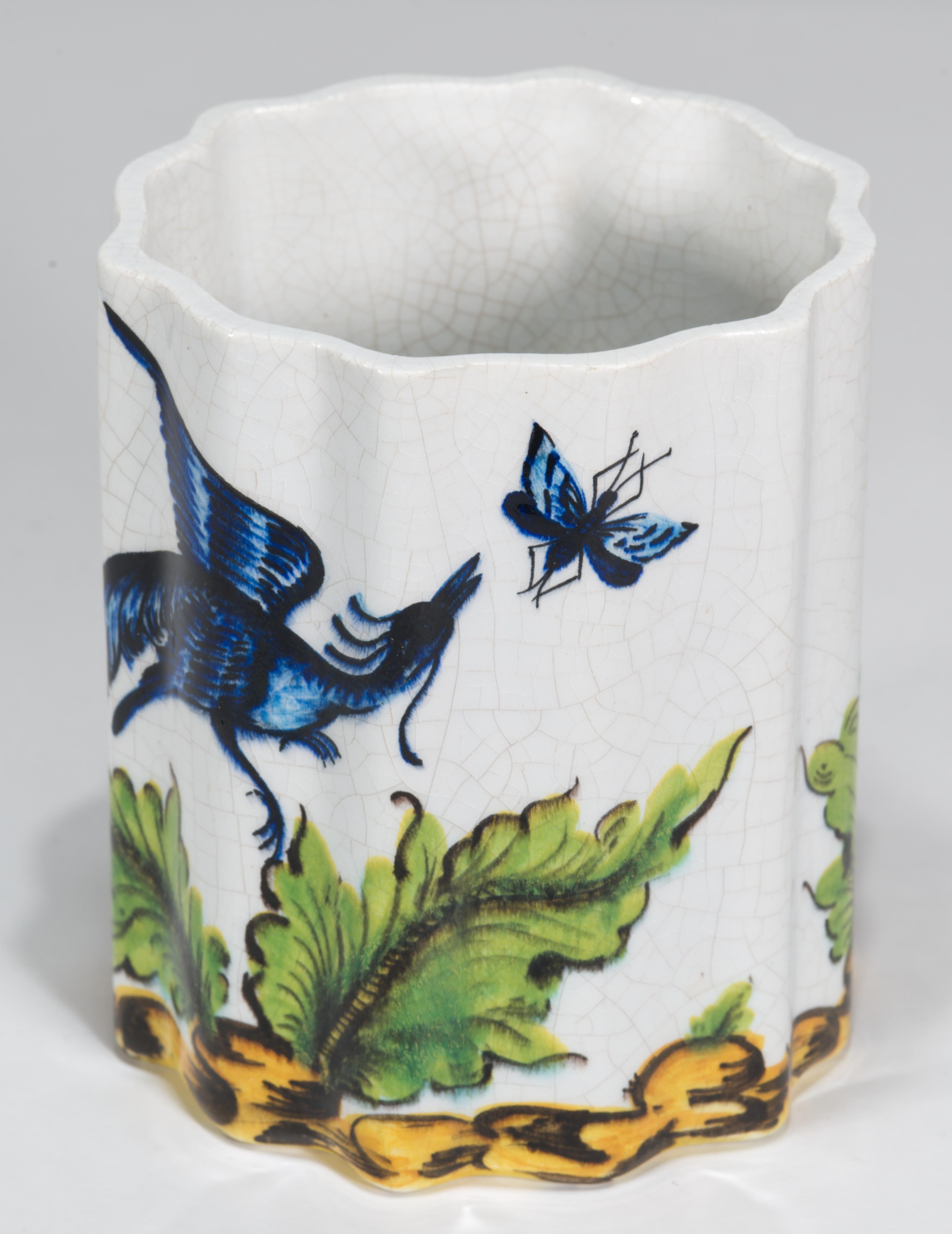 Vaso smerlato in maiolica d'epoca con uccello da caccia, Italia anni '50 in vendita 2