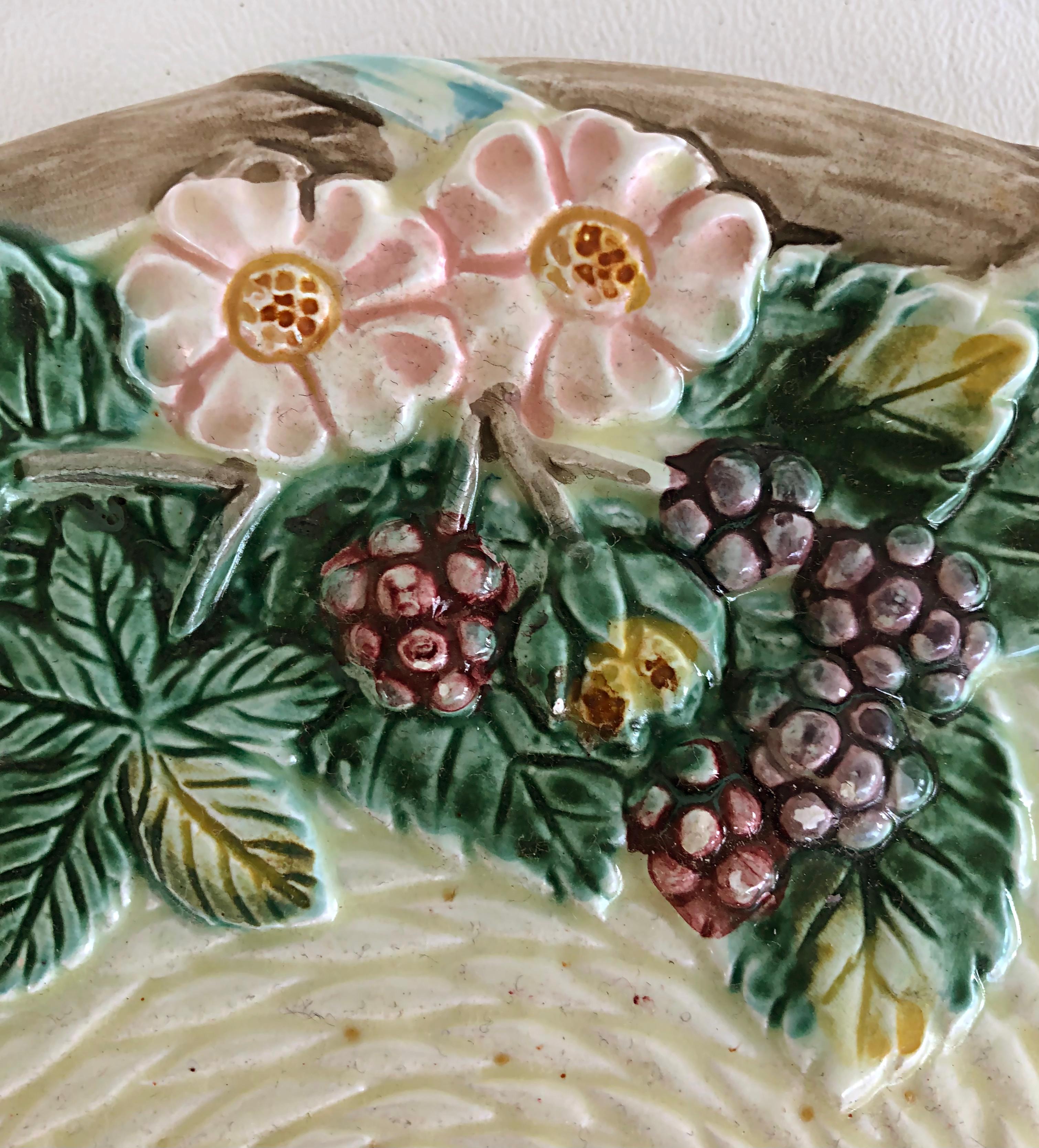 Vintage Majolica Serving Plate, Floral Leaf Border, 1988 In Good Condition For Sale In Miami, FL