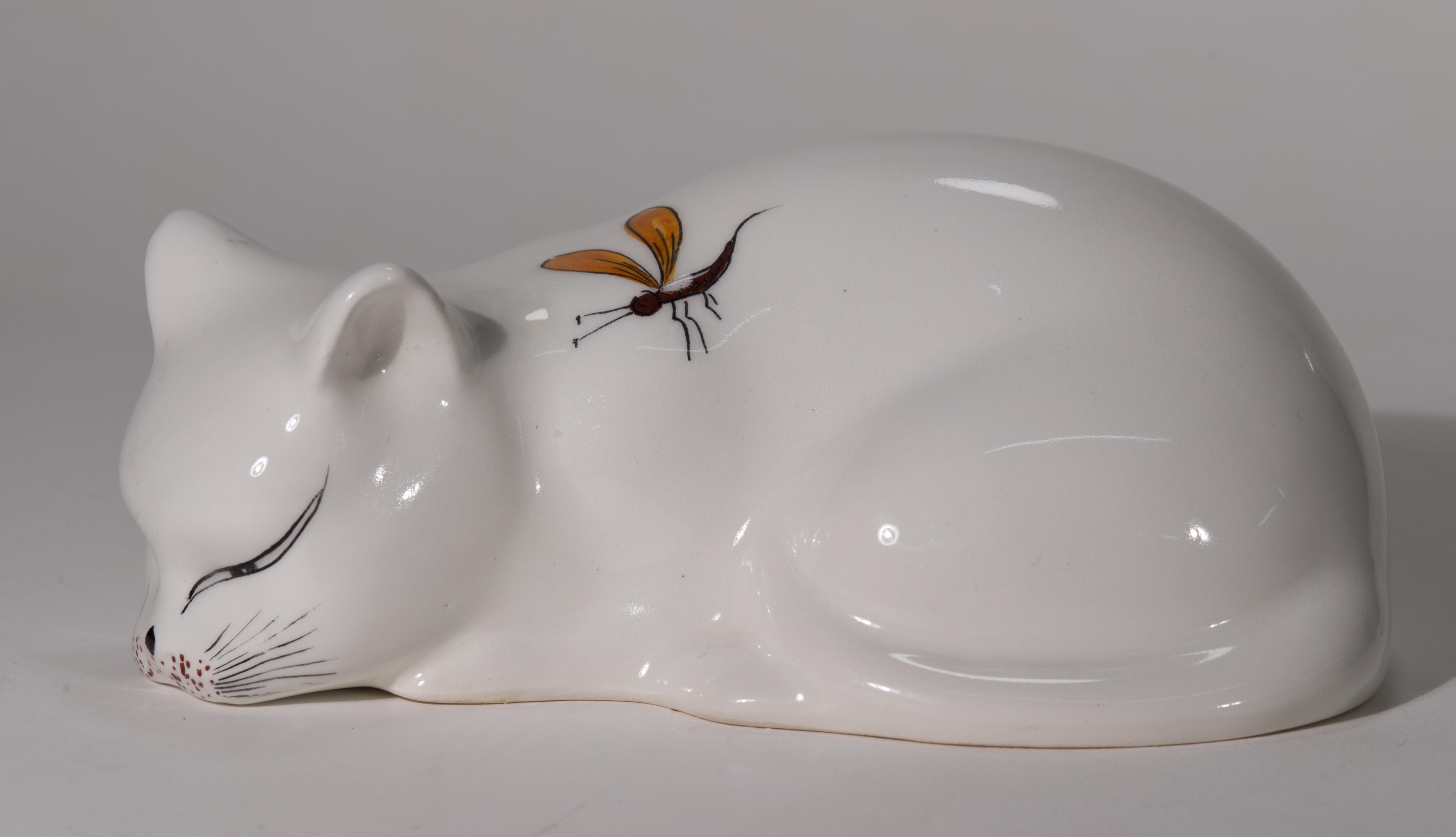 Italian Vintage Majolica White Cat with Dragonfly Sculpture, Italy 1960s For Sale