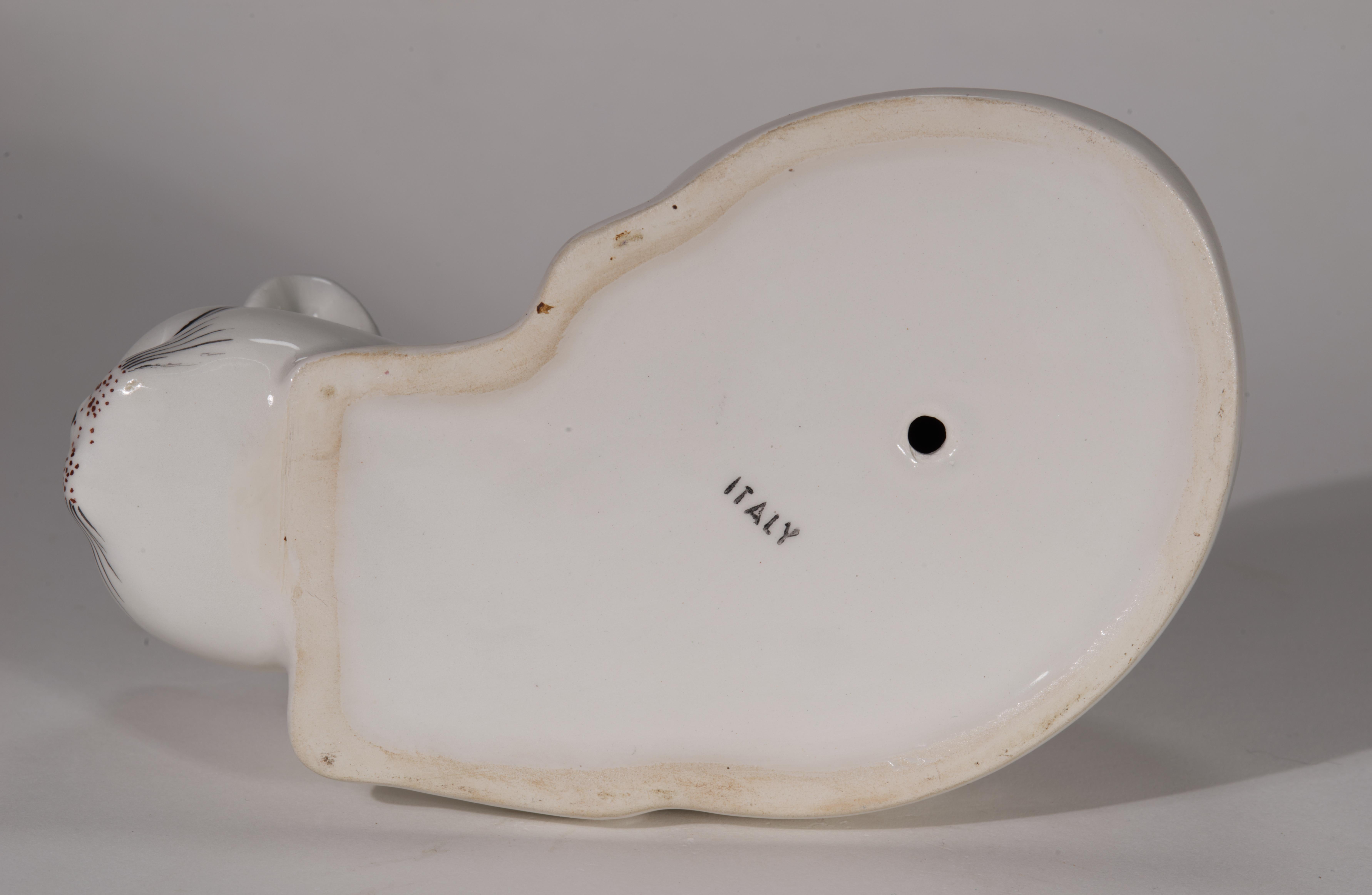 Vintage Majolica White Cat with Dragonfly Sculpture, Italy 1960s In Good Condition For Sale In Clifton Springs, NY
