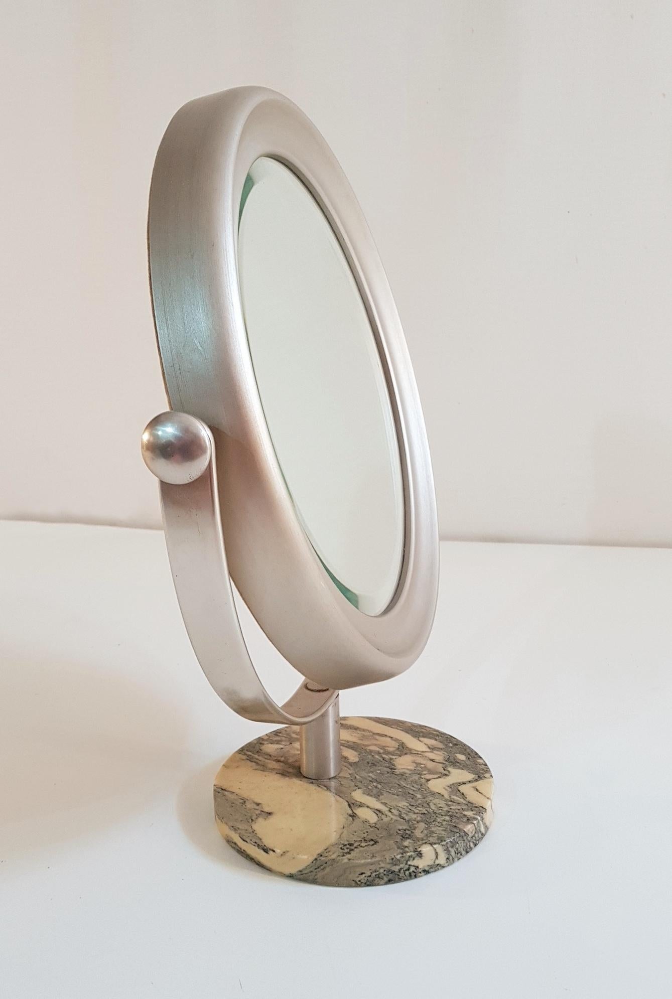 Un miroir de maquillage de table super cool qui serait superbe dans n'importe quelle salle de bain ou table de maquillage en aluminium avec une base en marbre en très bon état. Le verre est sans dommage.