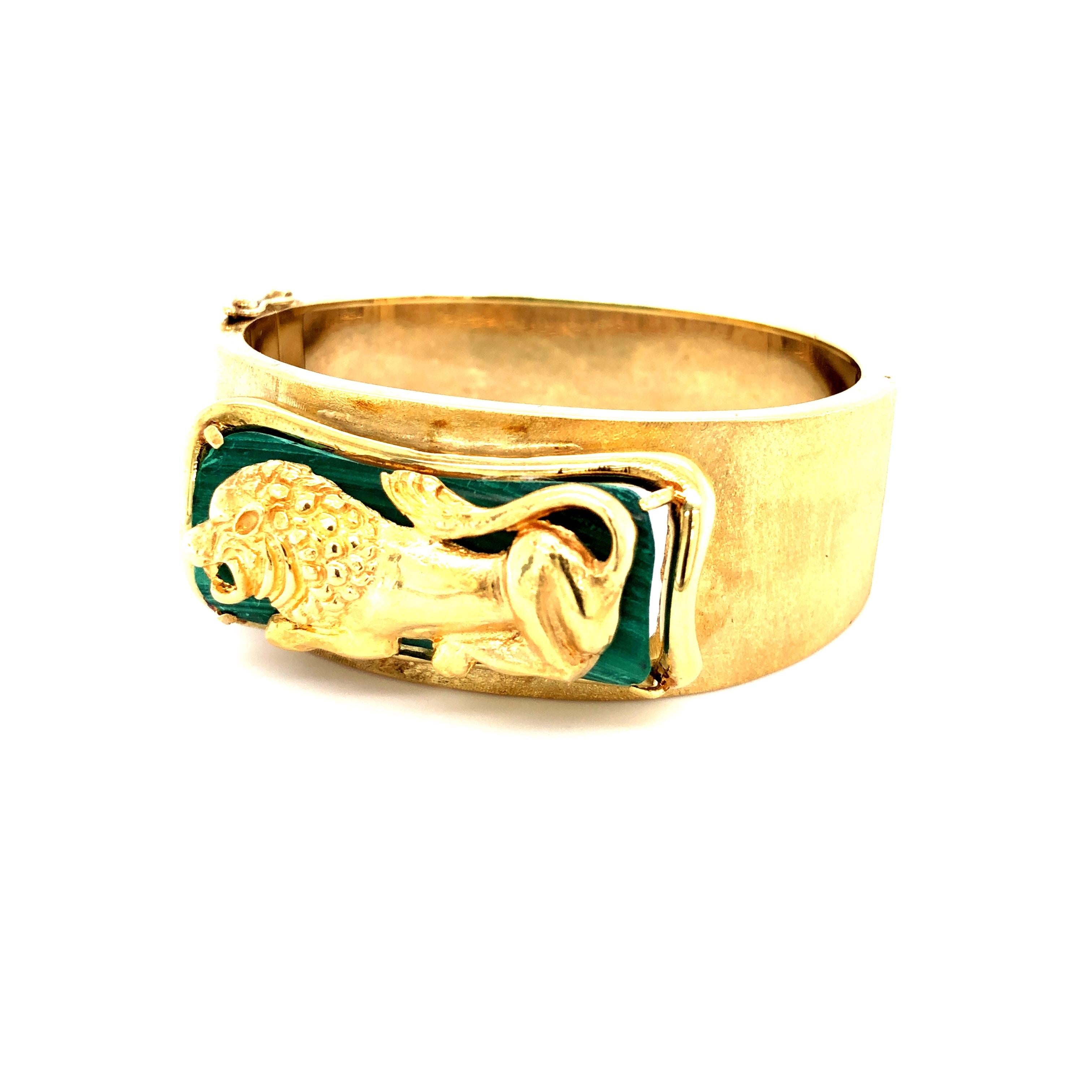 Vintage Malachite 14 Karat Gold Lion Bangle Bracelet, circa 1960-1970 2