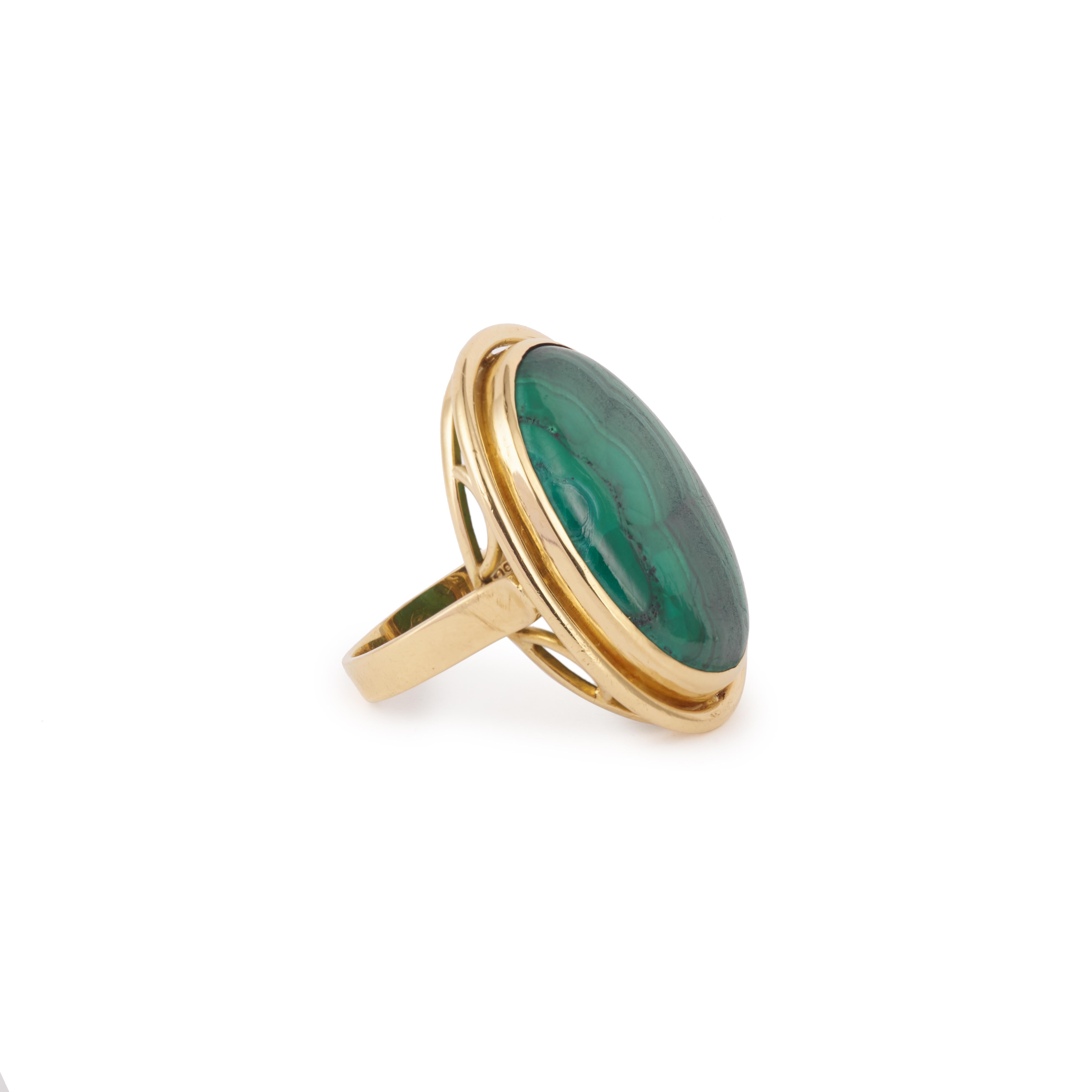 Importante bague de cocktail vintage en or jaune sertie d'une plaque de malachite.

Dimensions : 31,38 x 25 x 8,05 mm : 31,38 x 25 x 8,05 mm (1,235 x 0,984 x 0,317 pouce)

Taille des doigts : 59 (US : 8 3/4)

Travail français vers 1970

Poids de