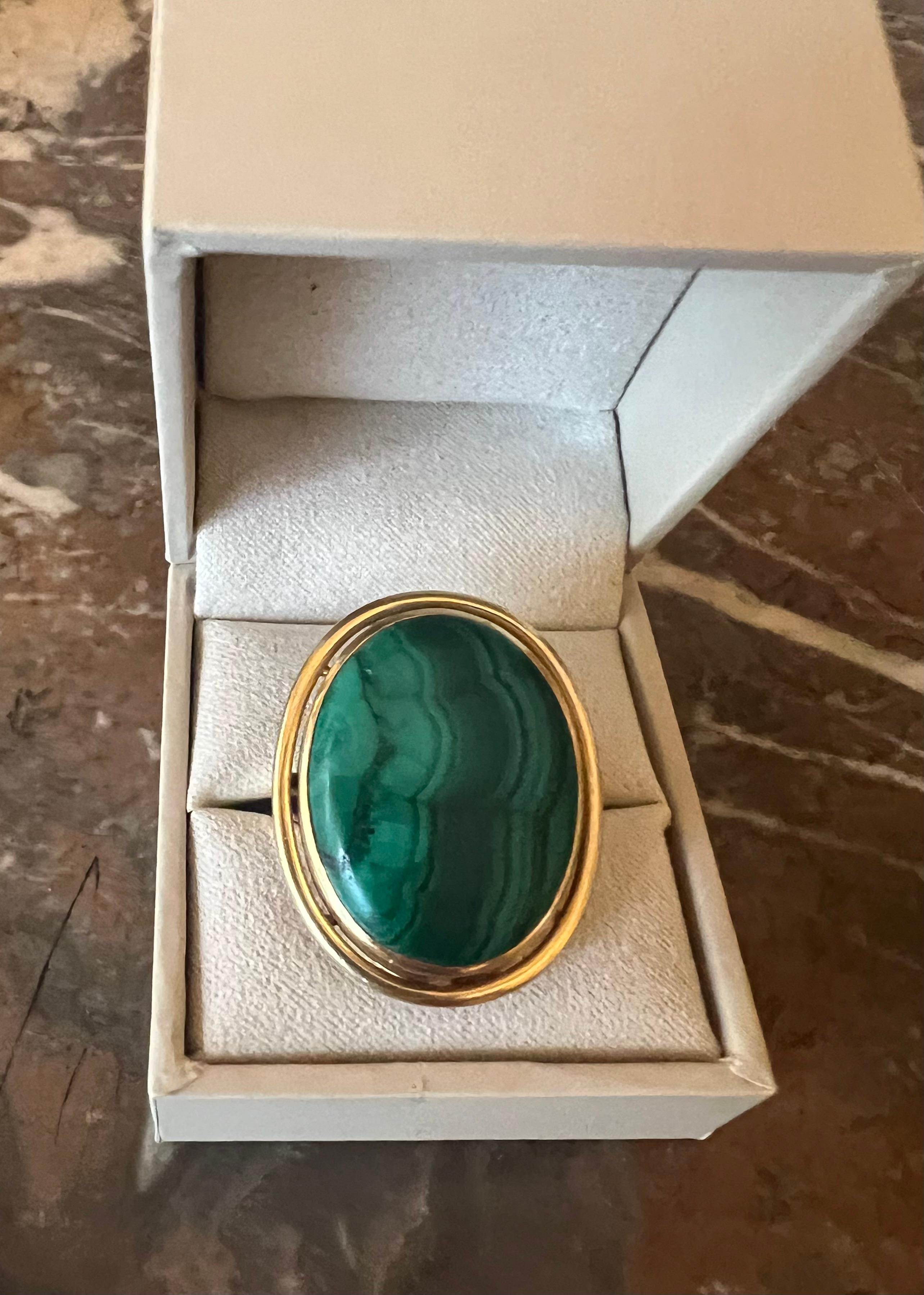 Vintage Malachite 18 Carat Yellow Gold Cocktail Ring In Excellent Condition For Sale In Paris, FR