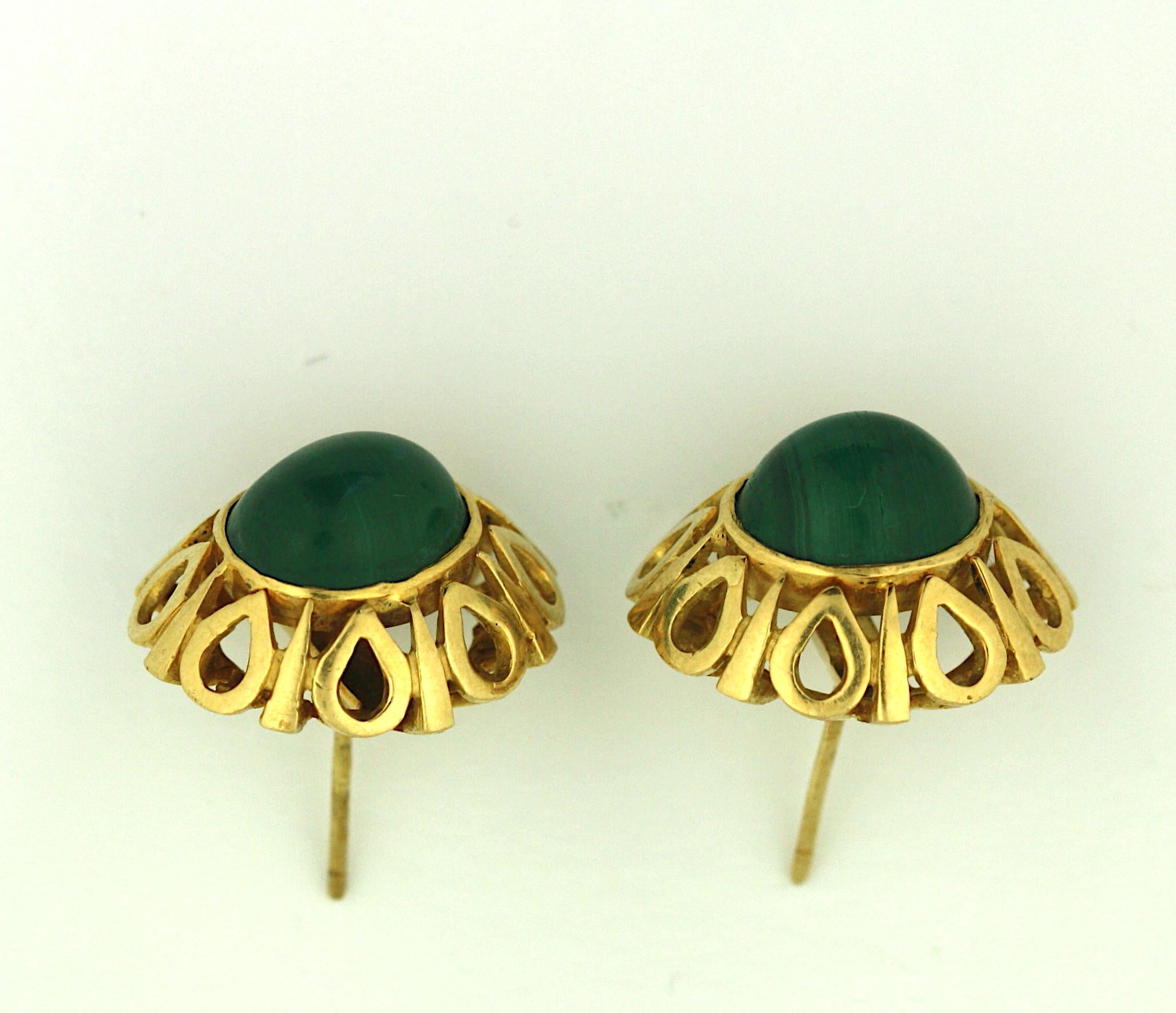 
Vintage Malachite and Hammered Gold Cutout Earrings
Eighteen Karat Yellow Gold
Oval malachite length 10 mm.
Overall length 6/8 in.
Stamped 750

Total weight 10.8 grams