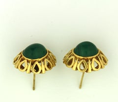 Orecchini vintage con ritaglio di malachite e oro martellato
