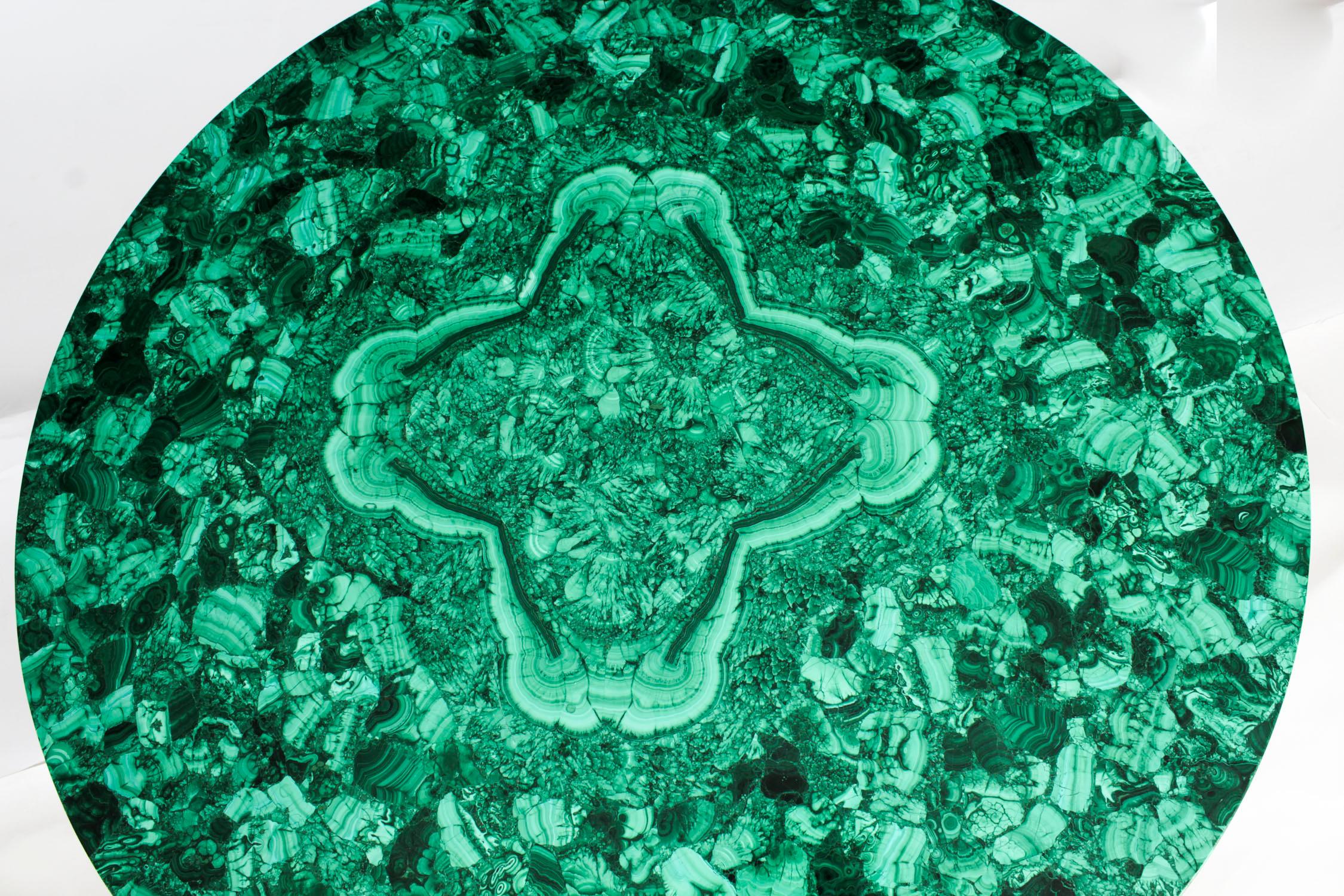 Table basse vintage en malachite et bronze patiné en noyer Milieu du 20ème siècle en vente 5