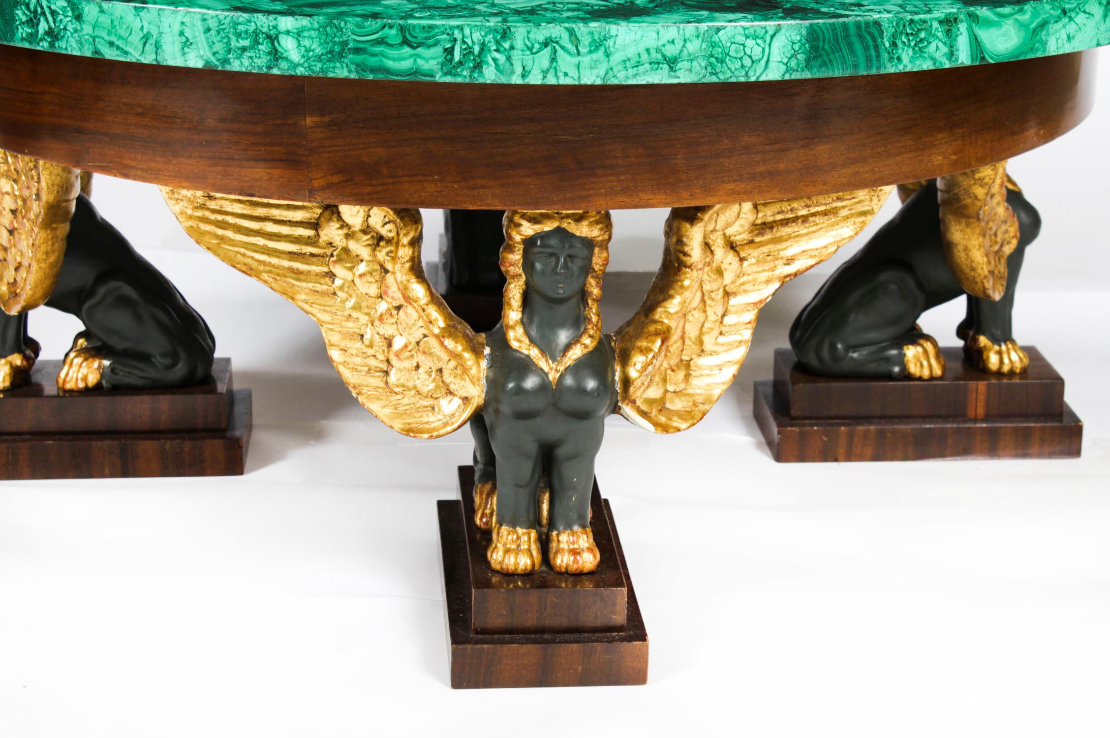 Il s'agit d'une belle  Table basse vintage Empire revival en malachite et noyer, décorée de bronzes patinés et de dorures parcellaires, milieu du 20ème siècle en date.

La table est dotée d'un remarquable plateau circulaire en malachite, plaqué en